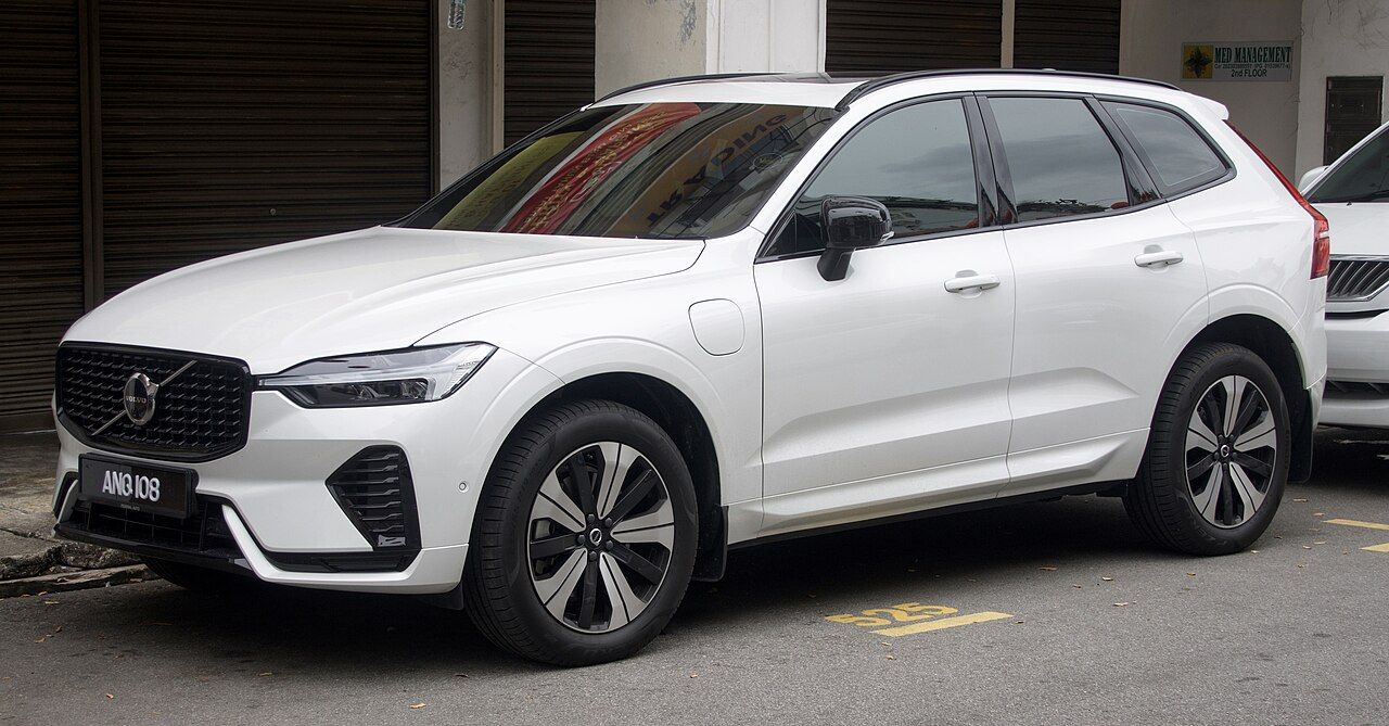 Volvo XC60 di seconda generazione bianca vista di tre quarti anteriore
