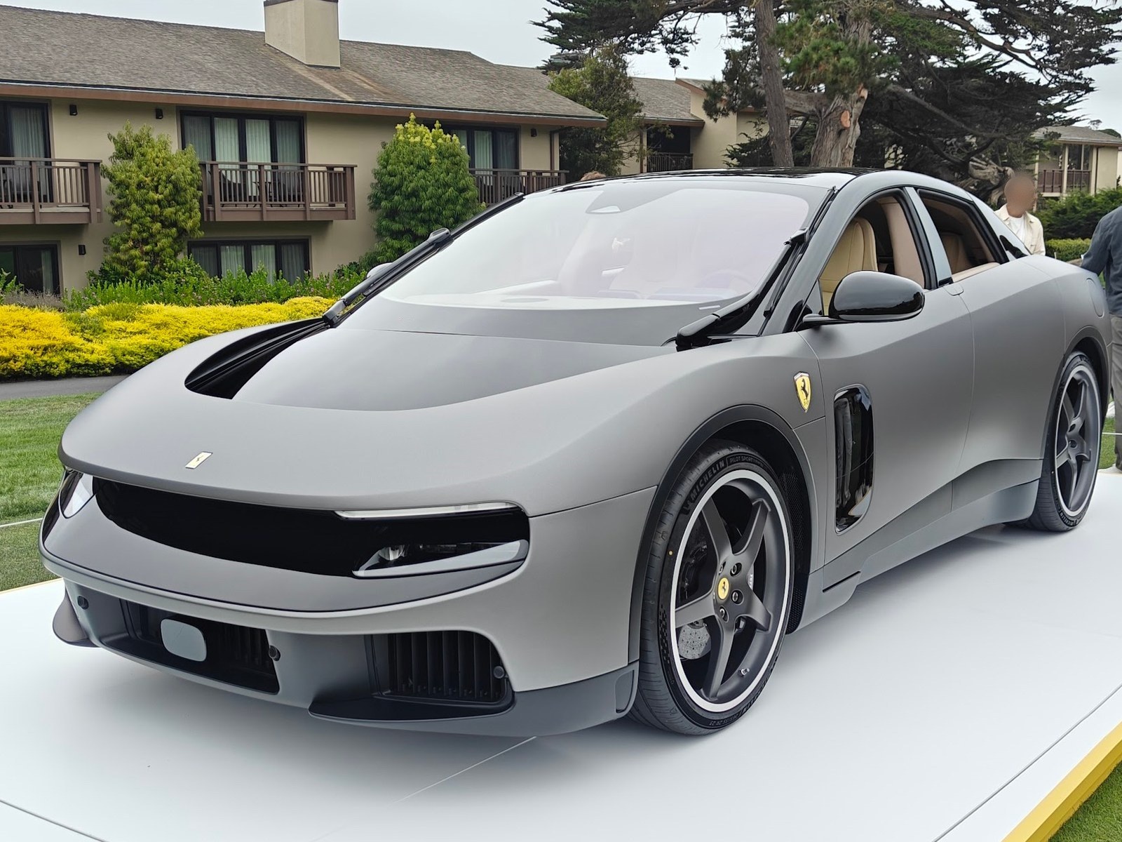 Ferrari Luce grigia, vista anteriore di tre quarti su una pedana all'aperto