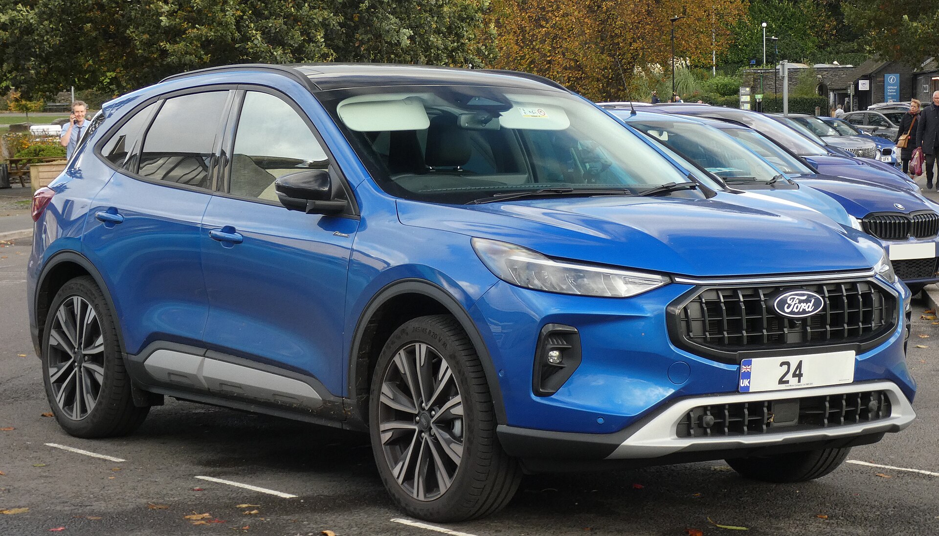 Ford Kuga Active Hybrid AWD 2.5 full hybrid in colore Desert Island Blue, vista frontale tre quarti