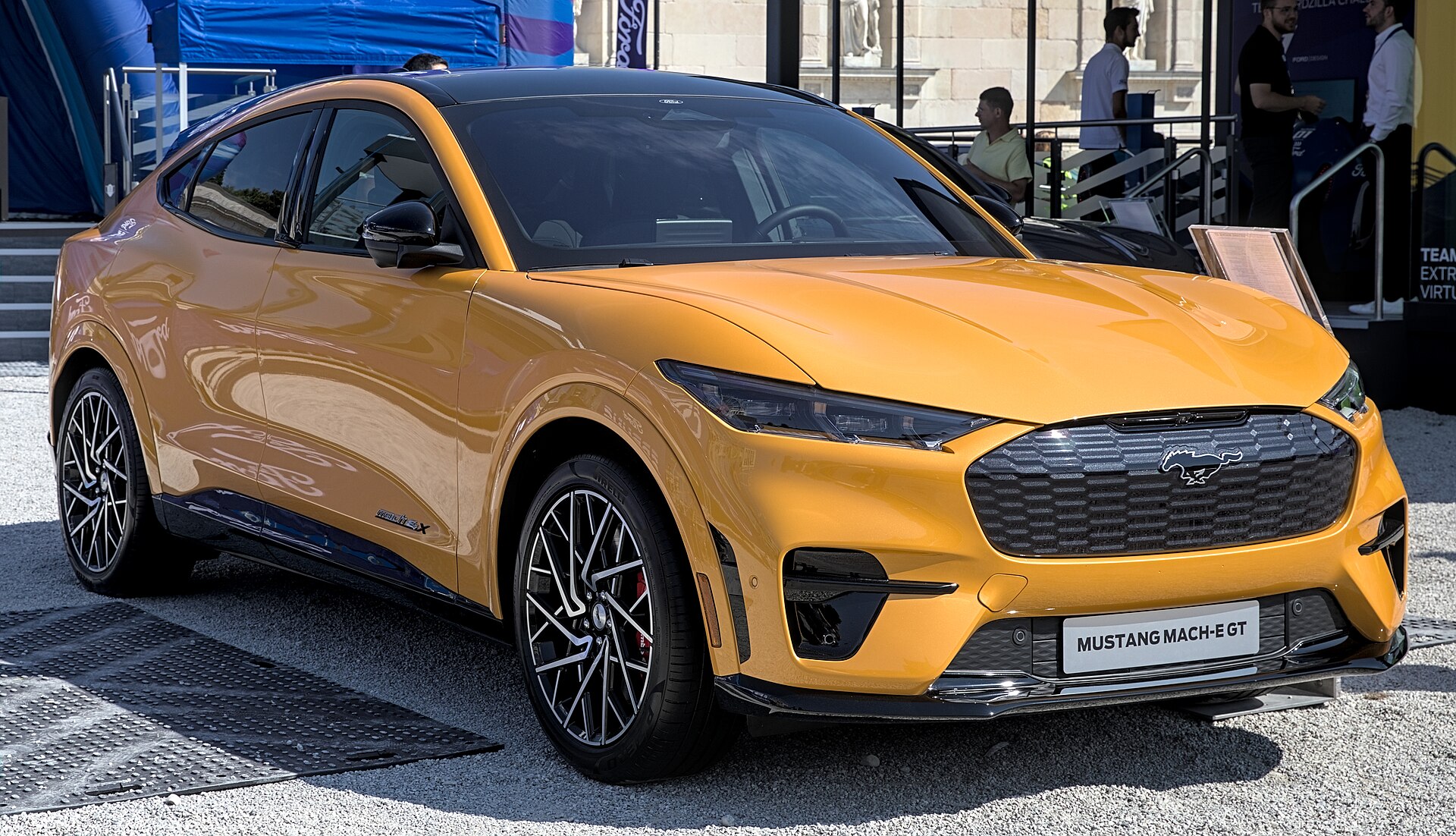 Ford Mustang Mach-E GT gialla esposta al salone IAA 2021, vista di tre quarti anteriore