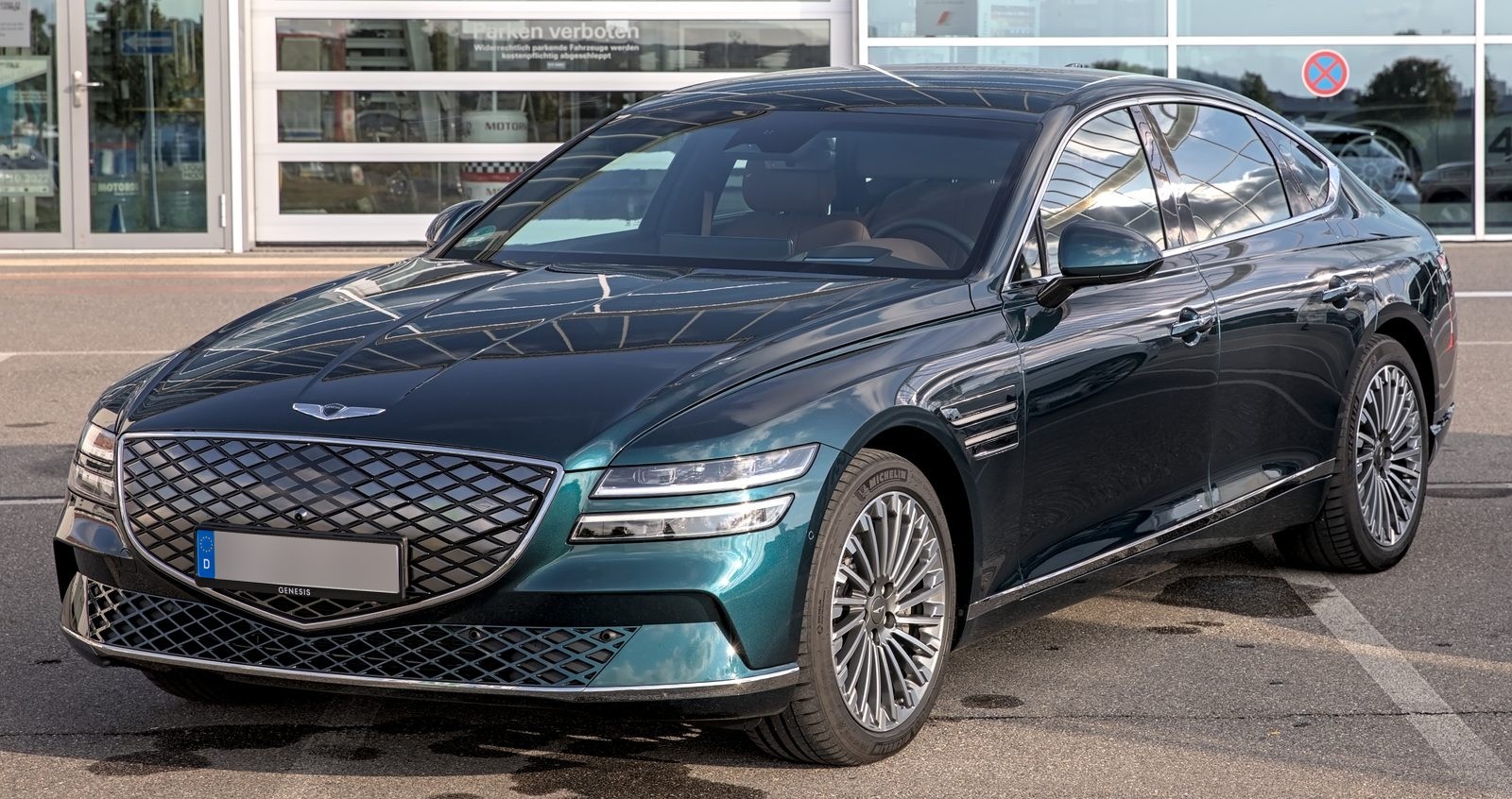 Genesis Electrified G80, vista di tre quarti anteriore