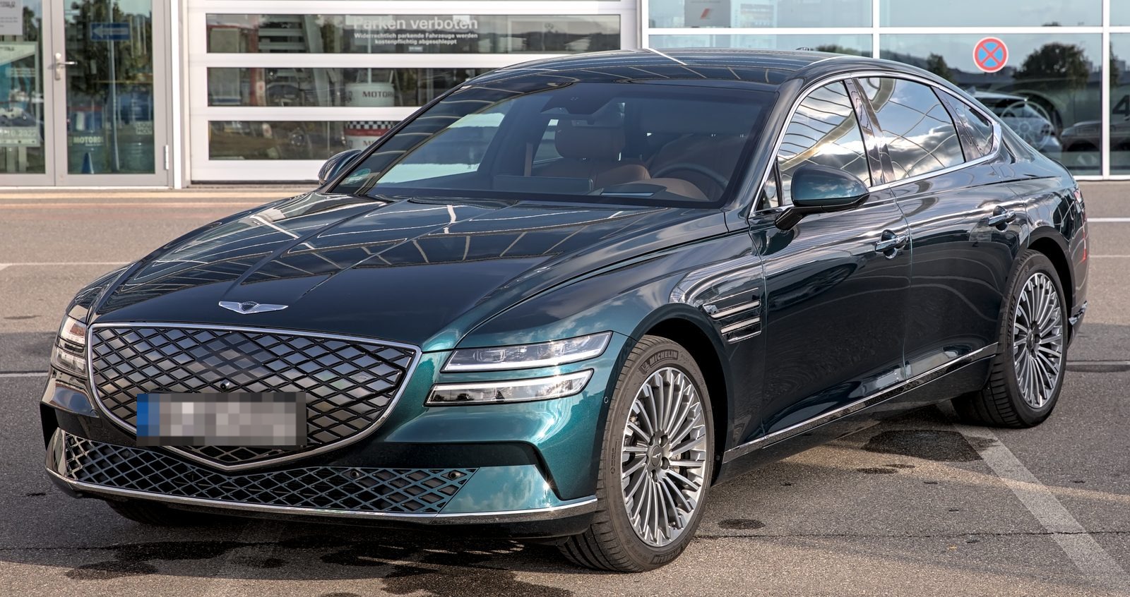 Genesis Electrified G80, vista di tre quarti anteriore