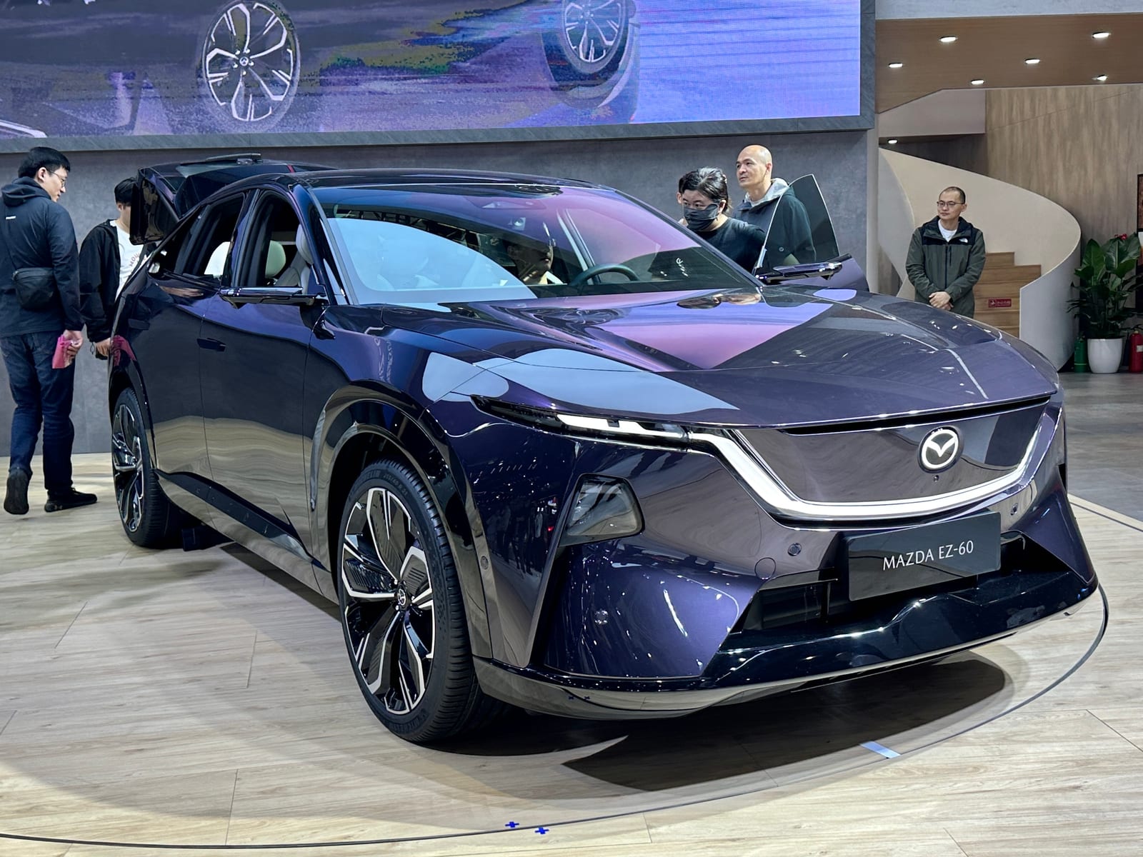 Mazda CX-6e, vista anteriore