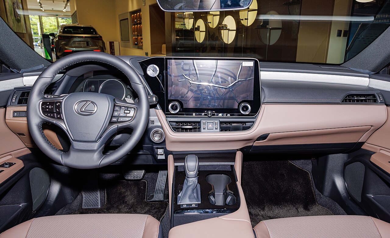 Lexus ES, interni