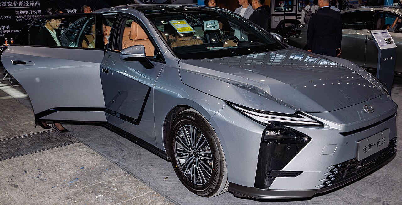 Lexus ES (nuova generazione), laterale