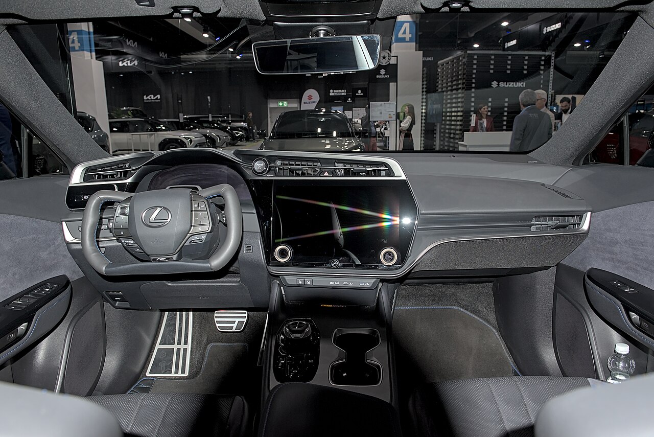 Lexus RZ, laterale