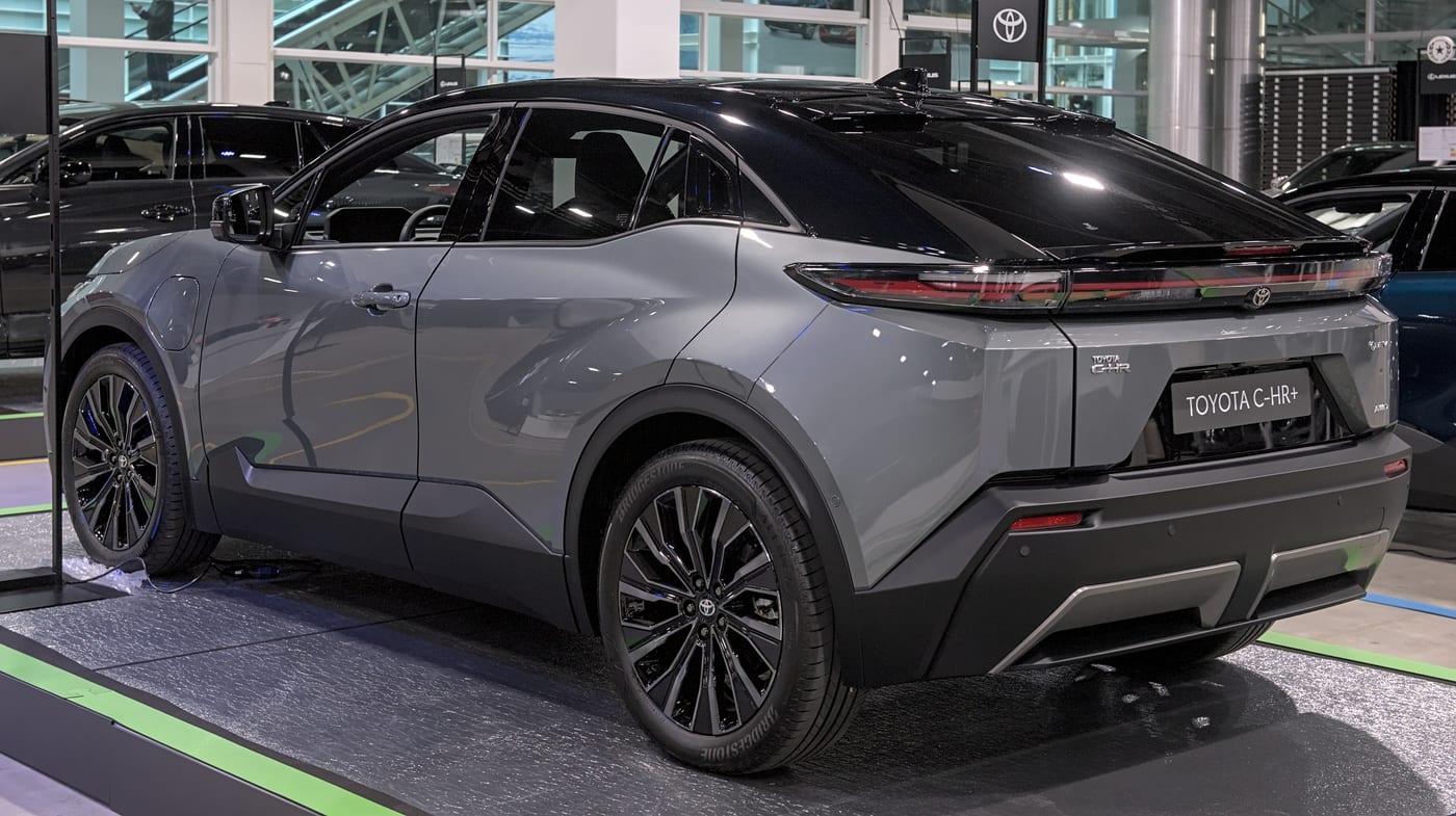 Toyota C-HR+ elettrica, vista laterale di tre quarti