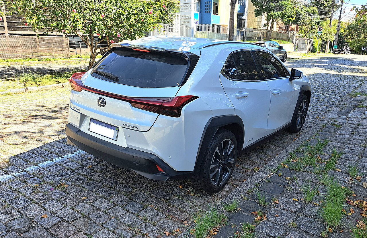 Lexus UX, posteriore