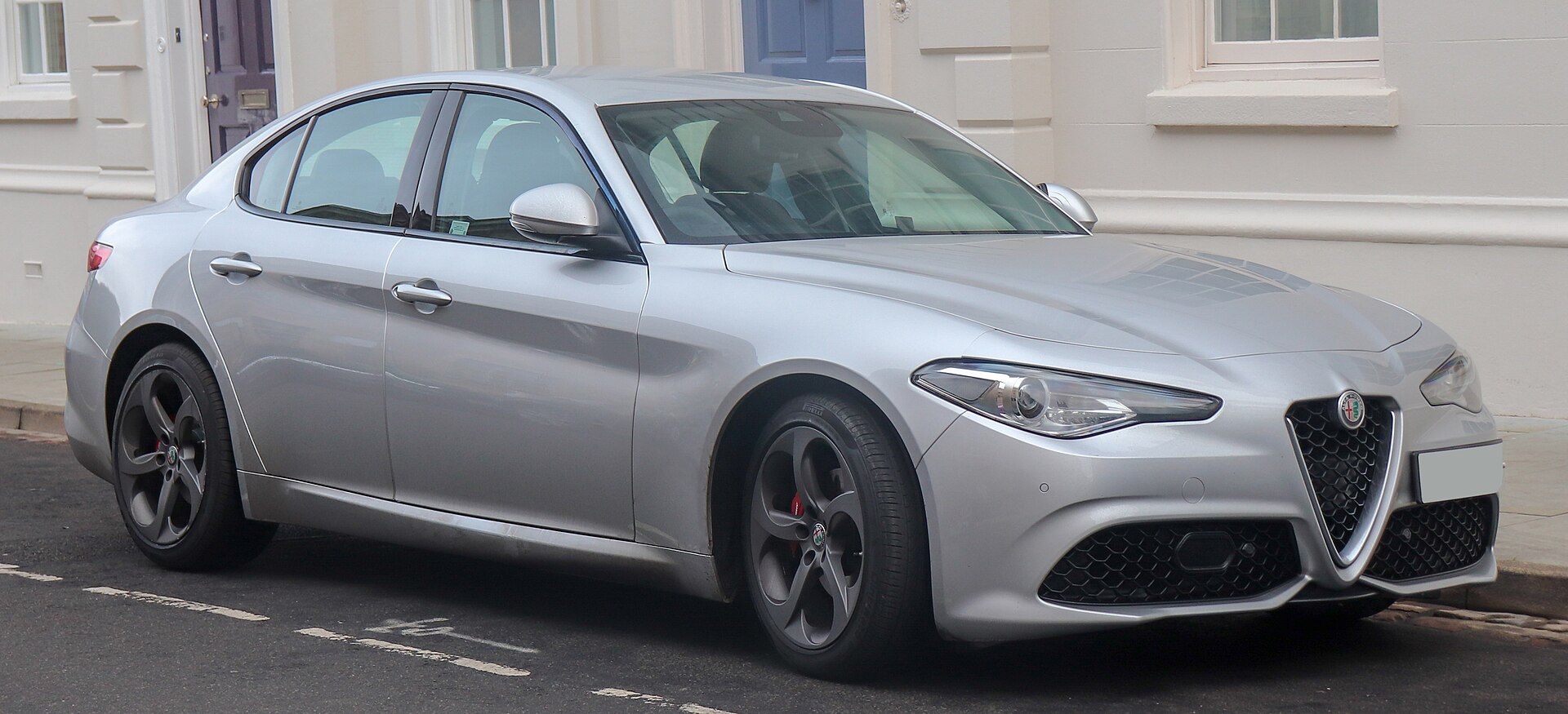 Alfa Romeo Giulia berlina grigia vista di tre quarti anteriore