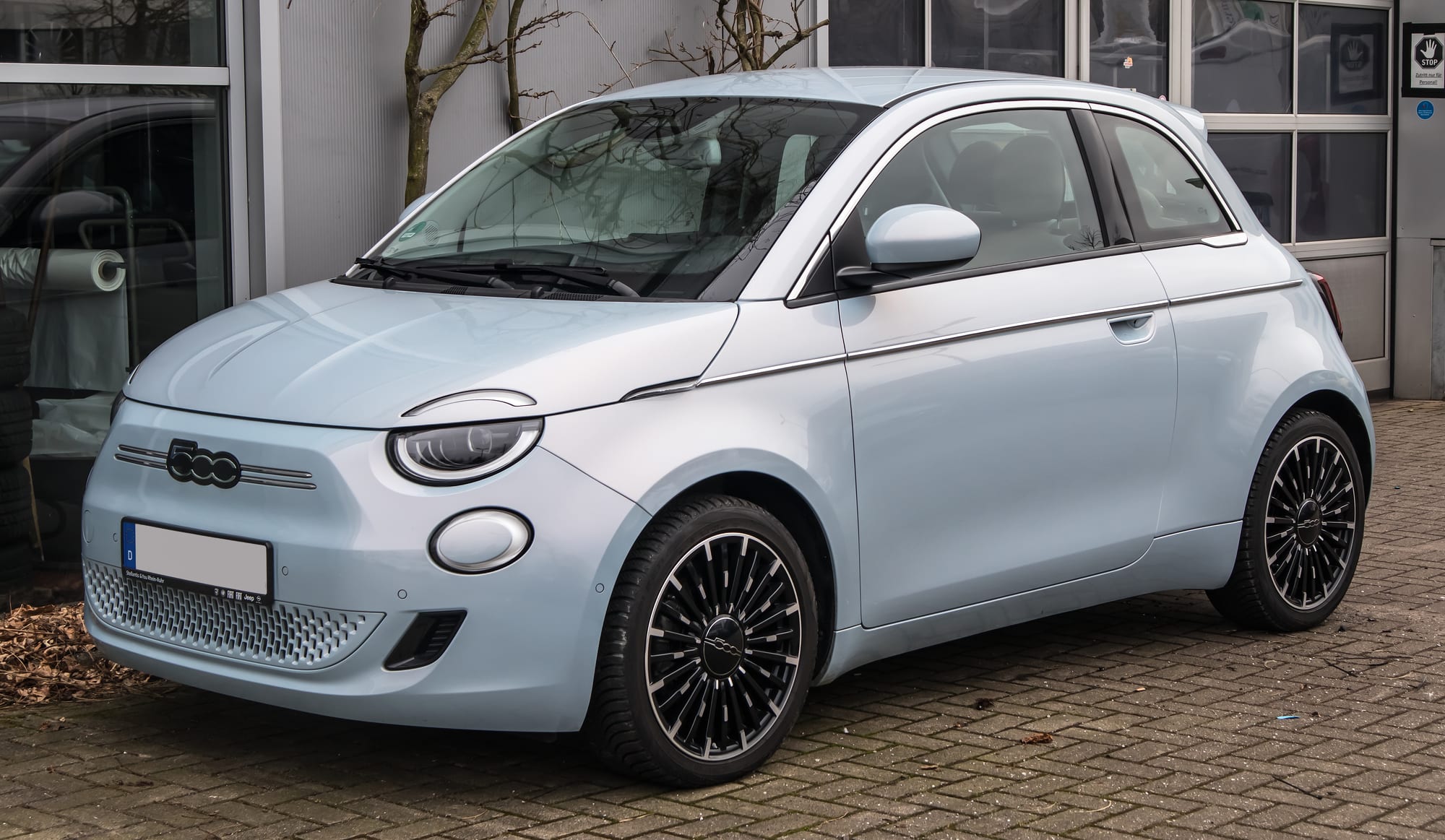 Fiat 500 elettrica azzurra, vista di tre quarti anteriore