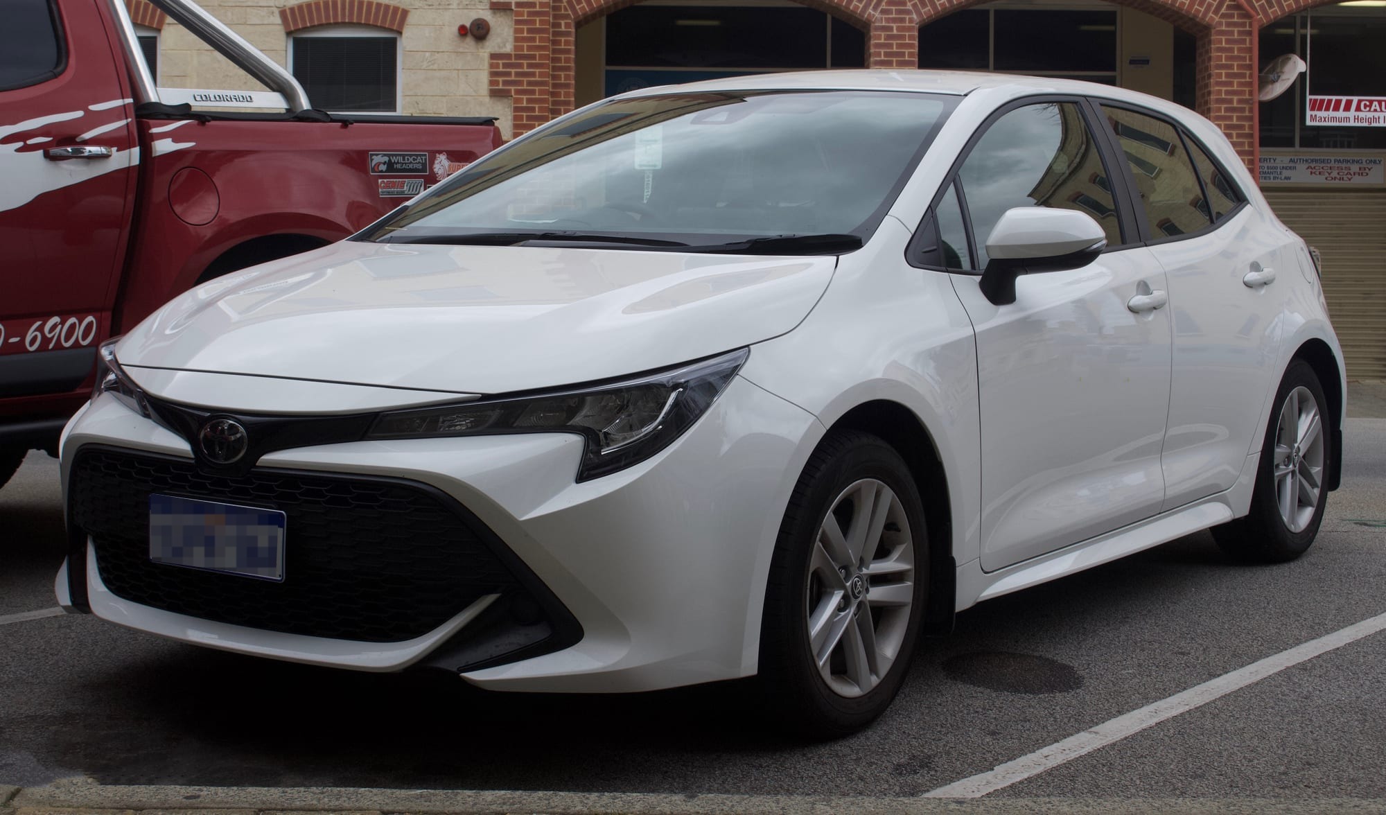 Toyota Corolla hatchback bianca, vista di tre quarti anteriore
