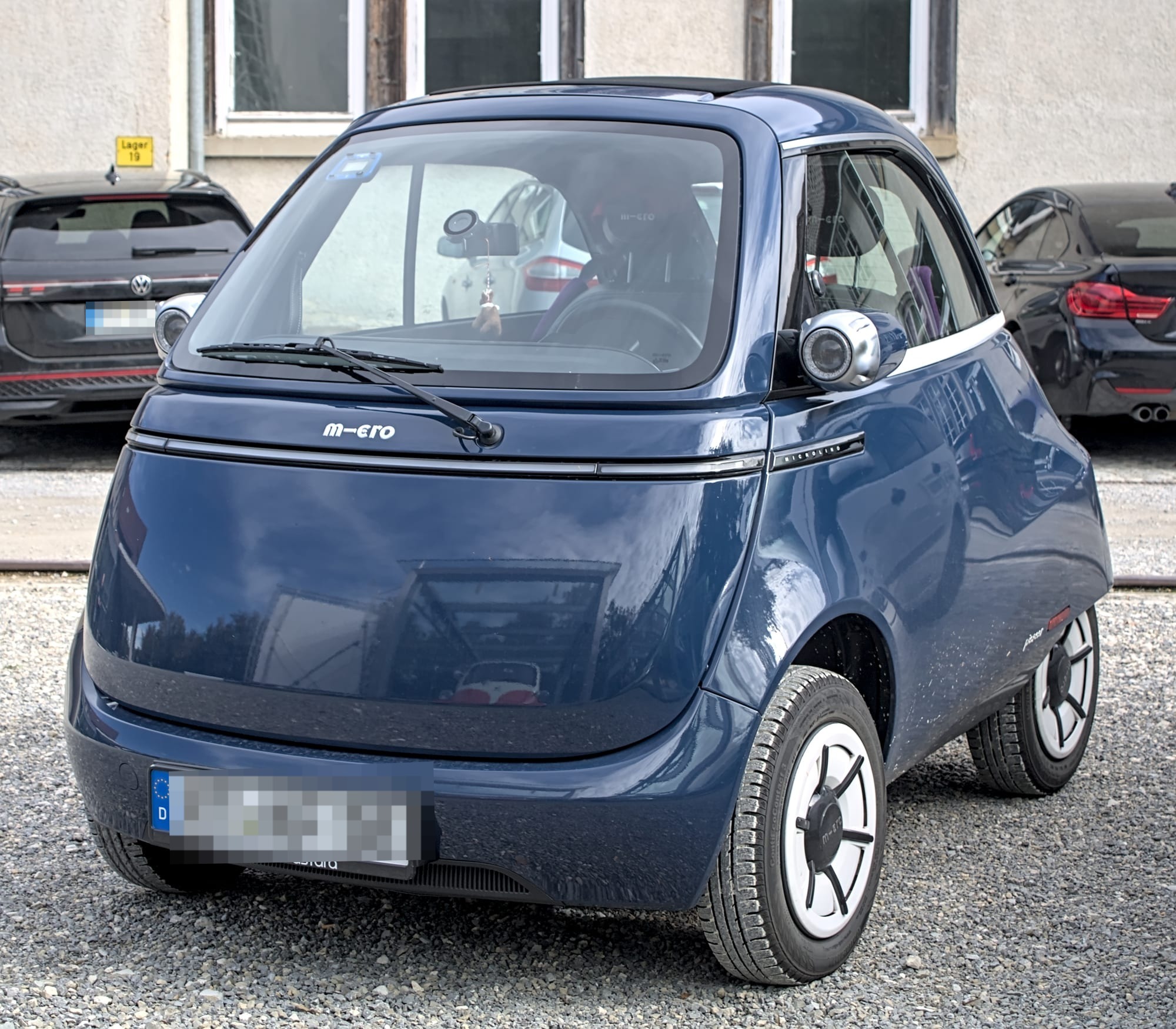 Microlino blu, microvettura elettrica a bolla, vista di tre quarti anteriore