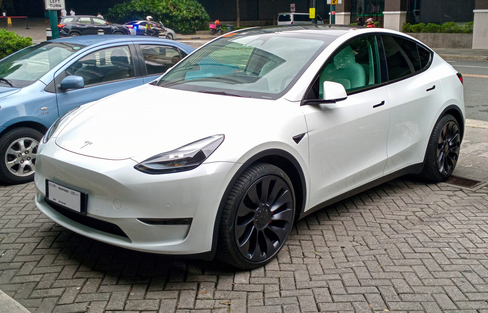 Tesla Model Y bianca, vista di tre quarti anteriore