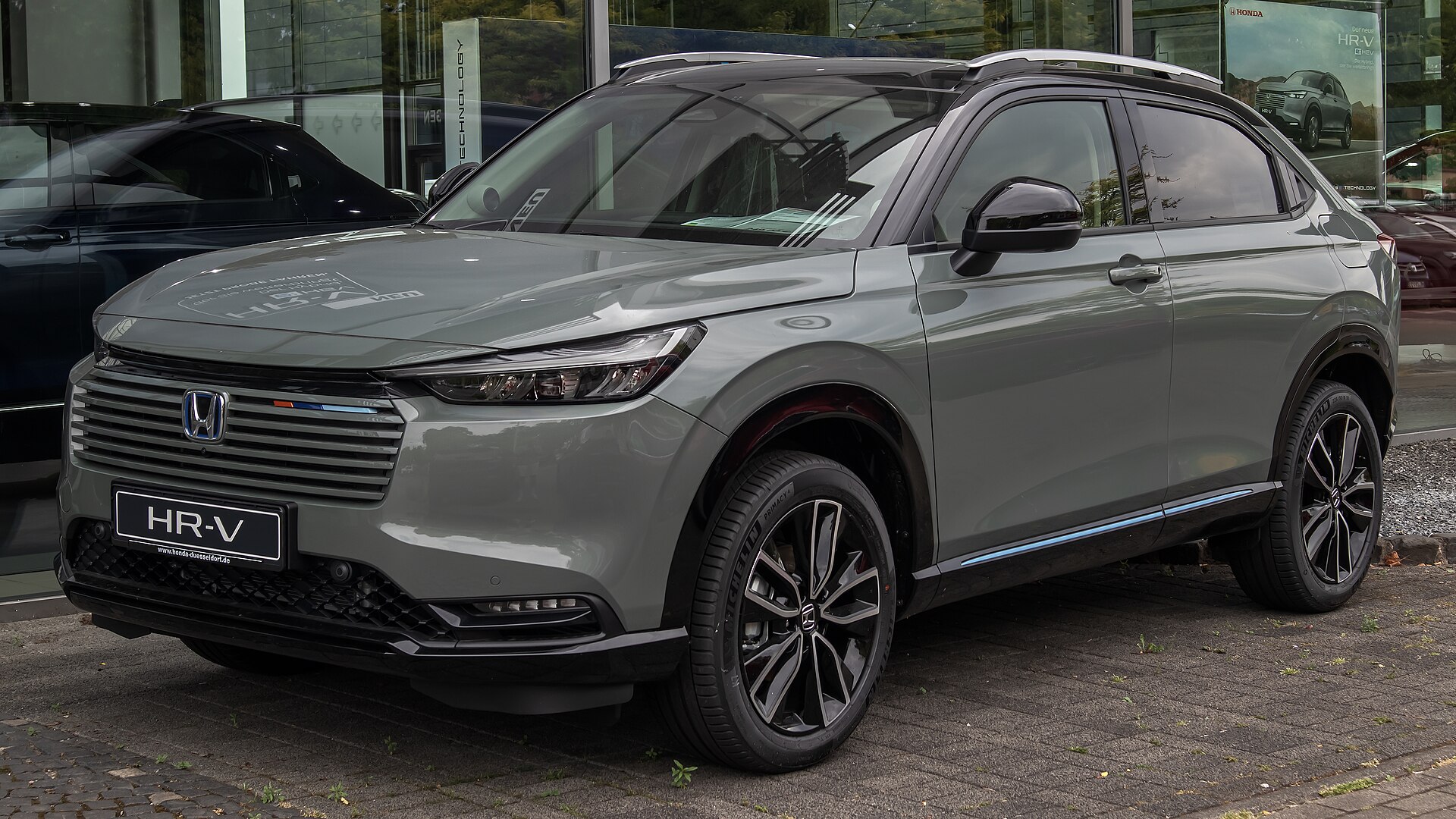 Honda HR-V e:HEV Advance Style grigia, terza generazione restyling, vista di tre quarti anteriore