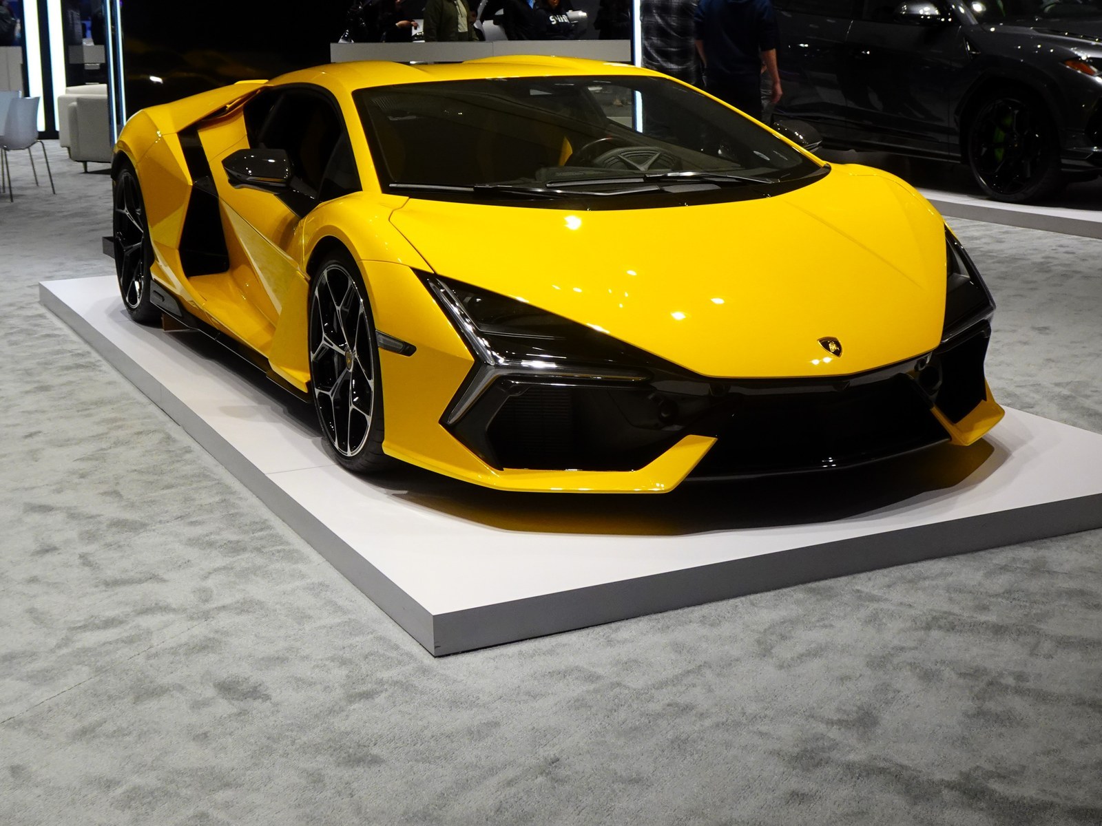 Lamborghini Revuelto gialla, vista anteriore di tre quarti su una pedana