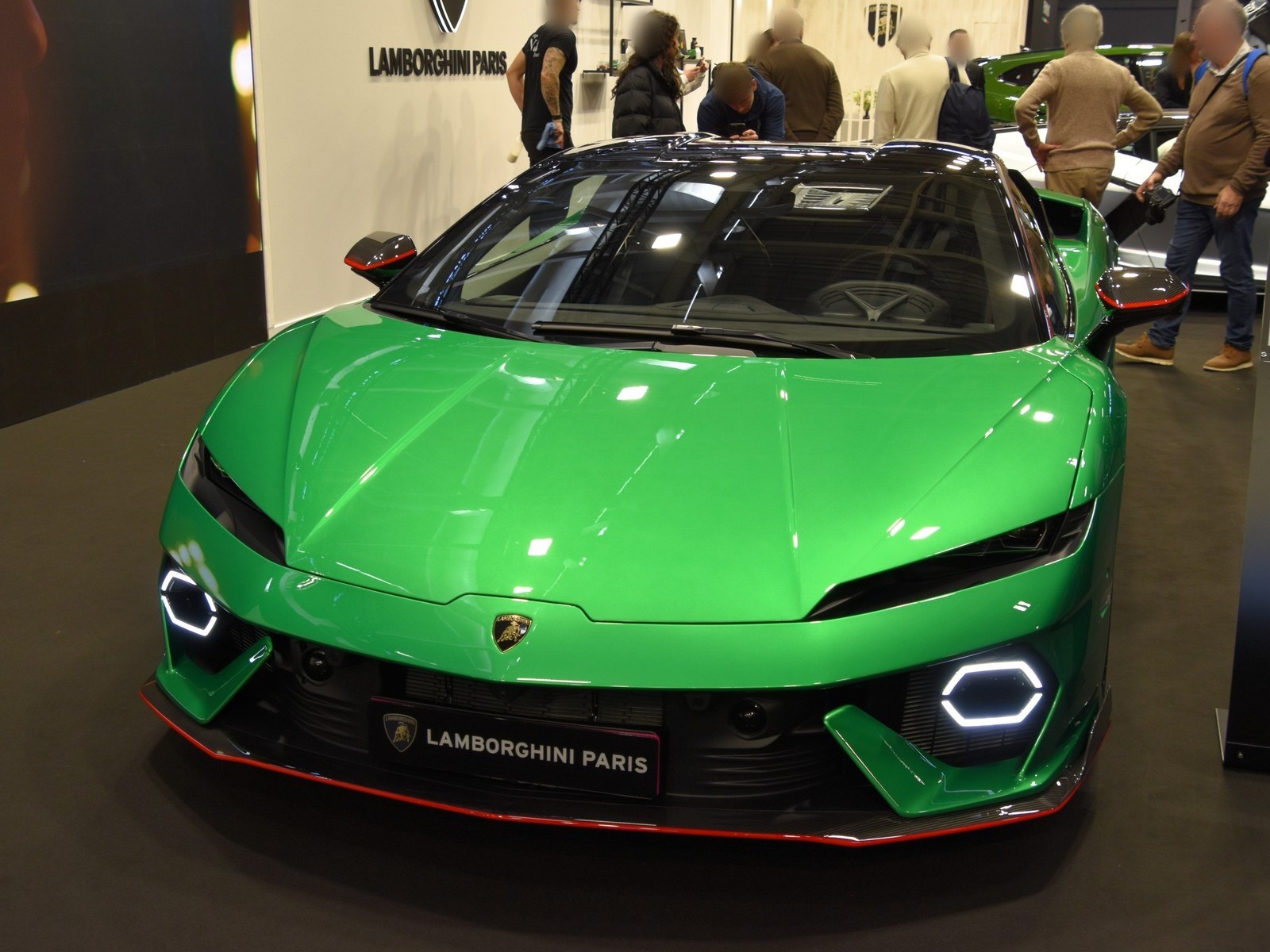 Lamborghini Temerario verde, vista anteriore allo stand di un salone