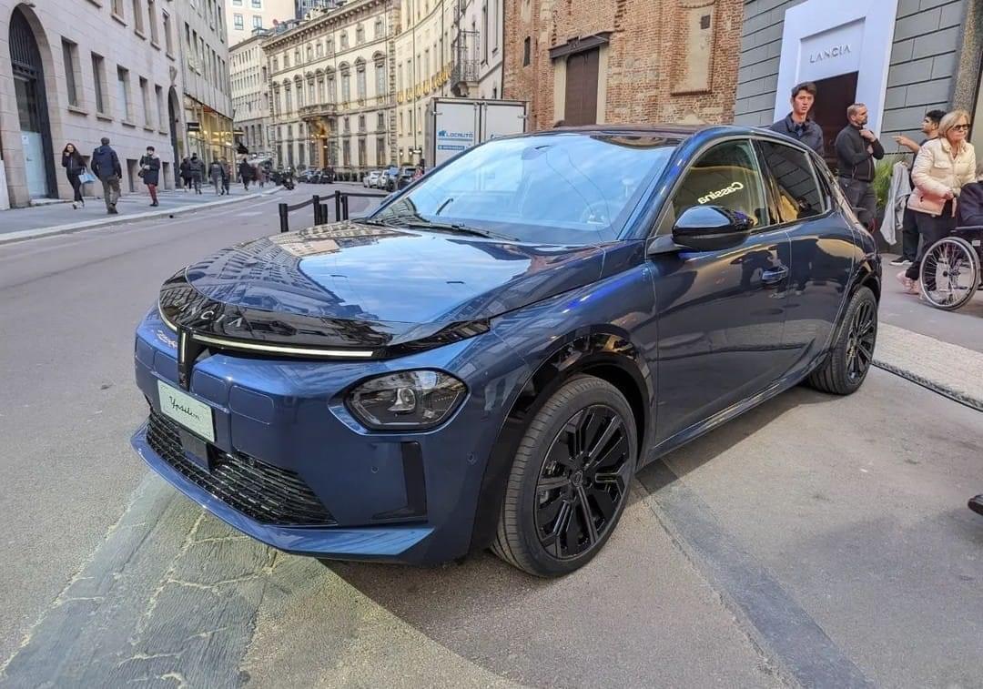 Lancia Ypsilon elettrica, allestimento Cassina, vista di tre quarti anteriore
