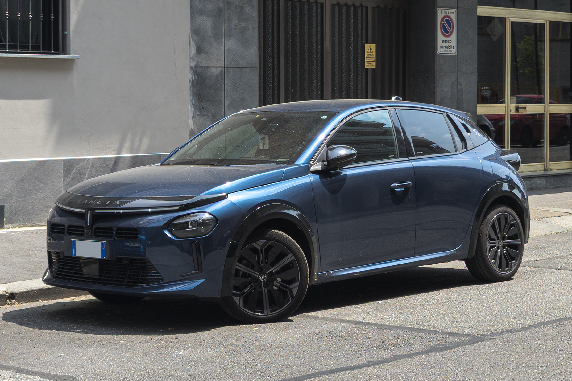 Frontale della nuova Lancia Ypsilon 2024 in allestimento ibrido LX