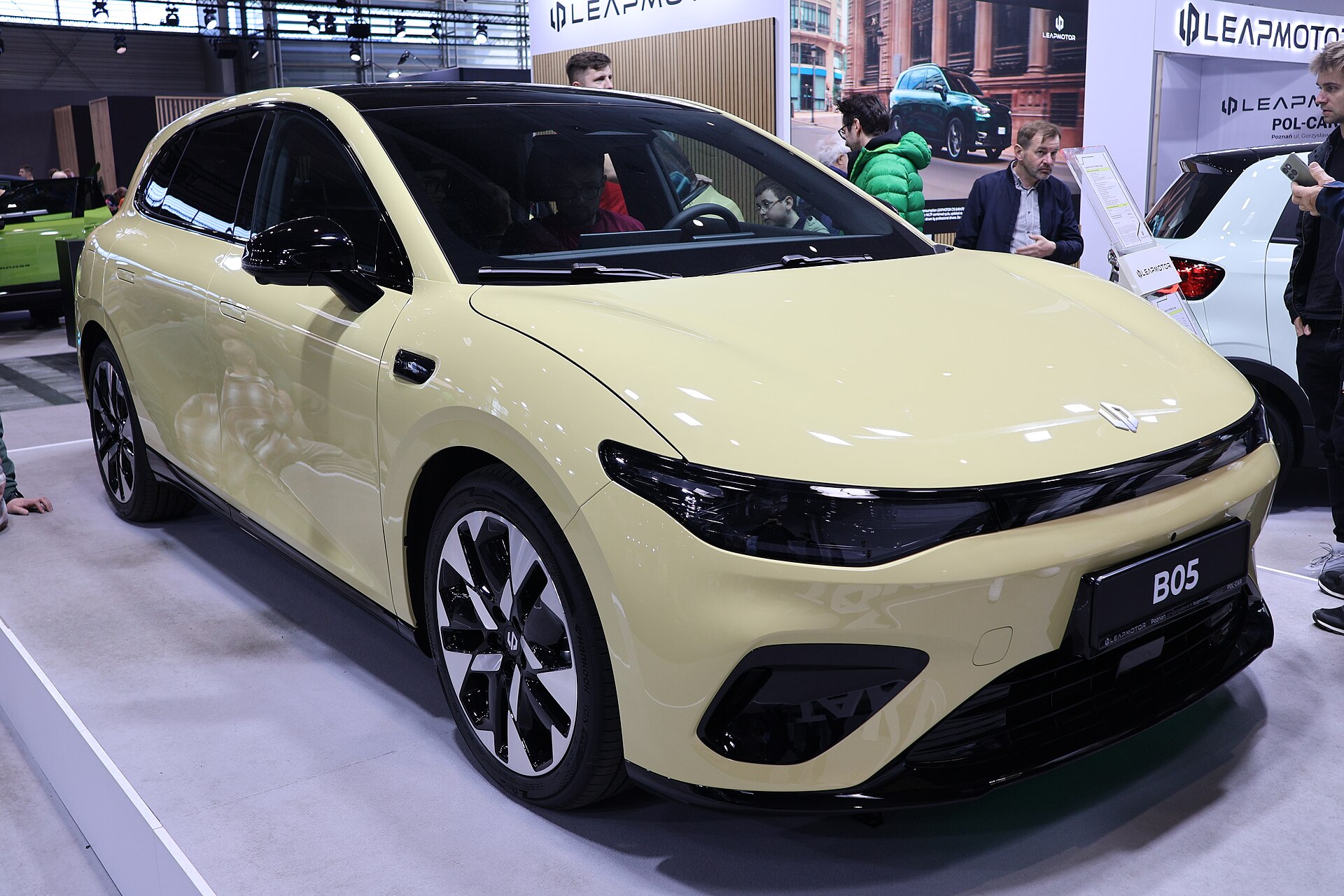 Leapmotor B05 elettrica, vista anteriore al salone di Poznań 2026