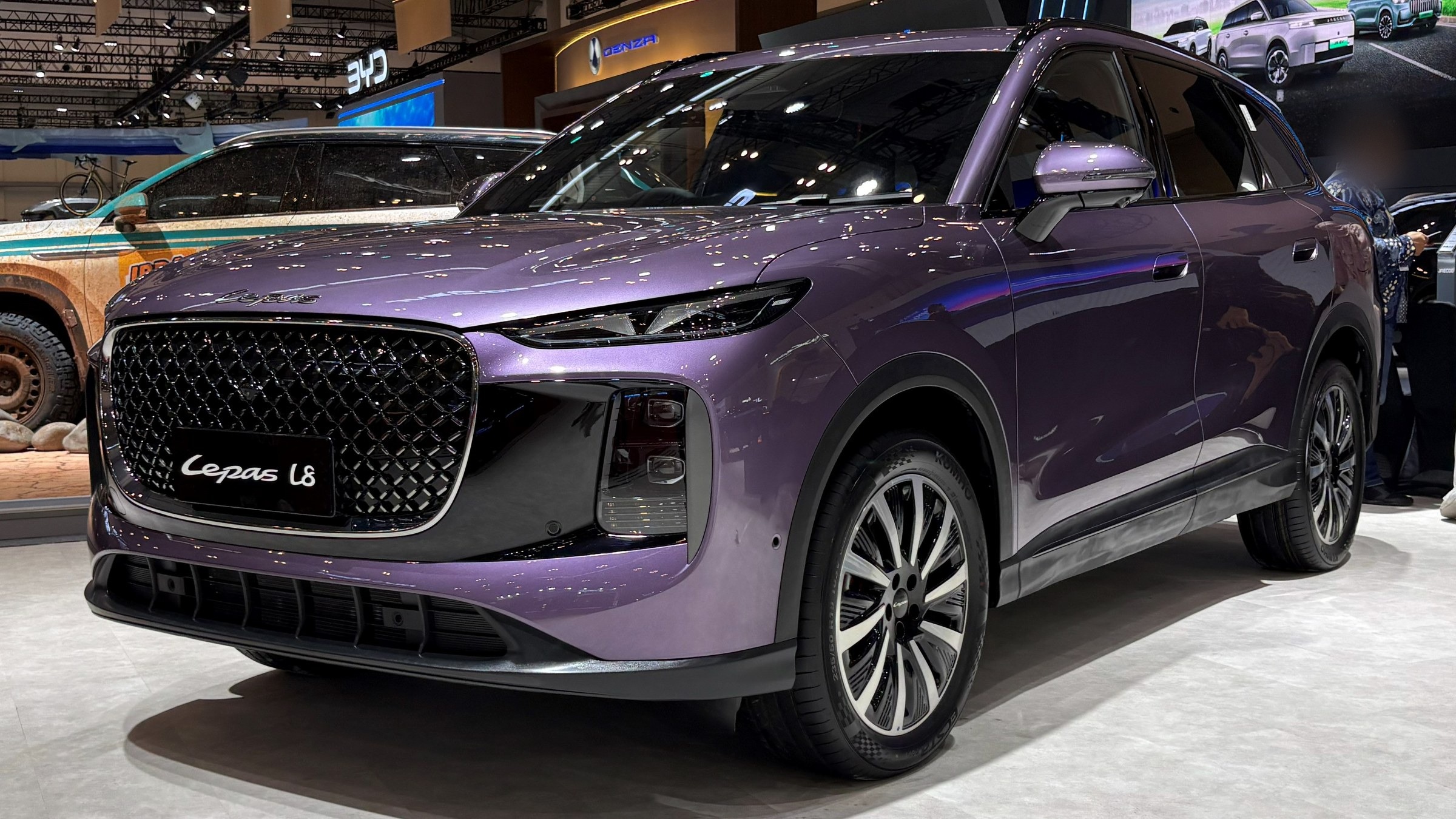 LEPAS L8 viola, vista anteriore di tre quarti a un salone dell'auto