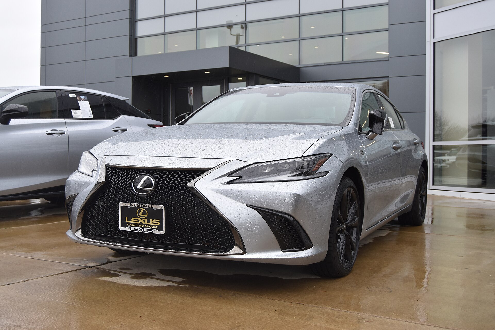 Lexus ES berlina full hybrid vista di tre quarti anteriore