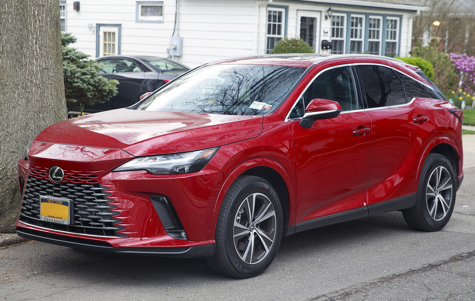Lexus RX di ultima generazione vista di tre quarti anteriore, carrozzeria rossa