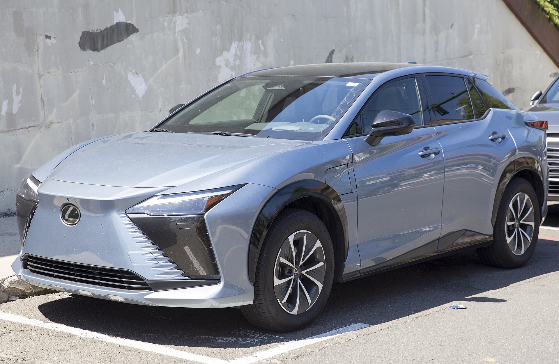 Lexus RZ 450e di colore chiaro vista di tre quarti anteriore sinistra