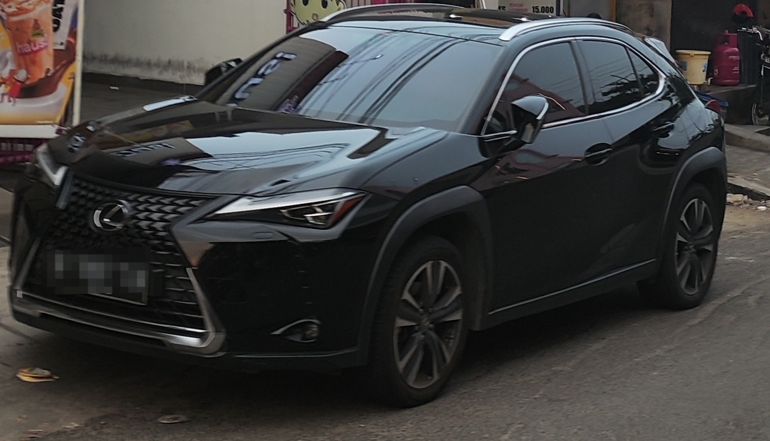 Vista frontale di una Lexus UX di colore scuro
