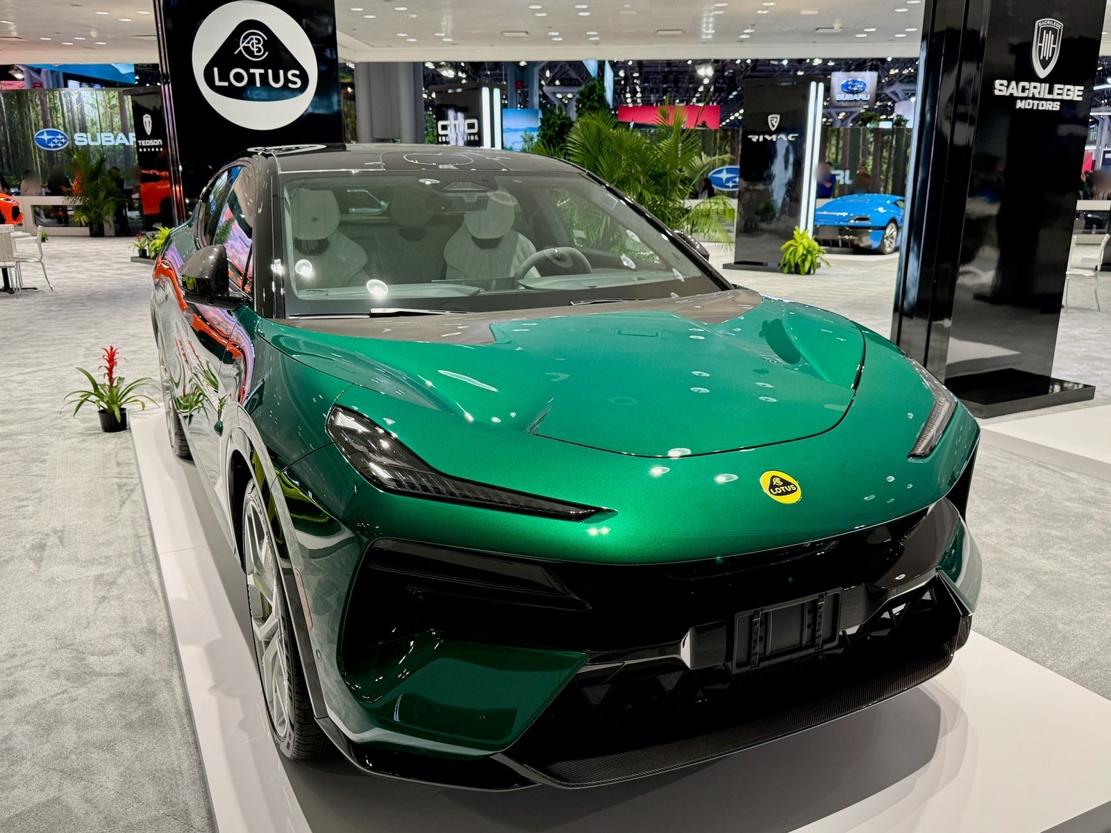 Lotus Eletre verde, vista anteriore di tre quarti a un salone