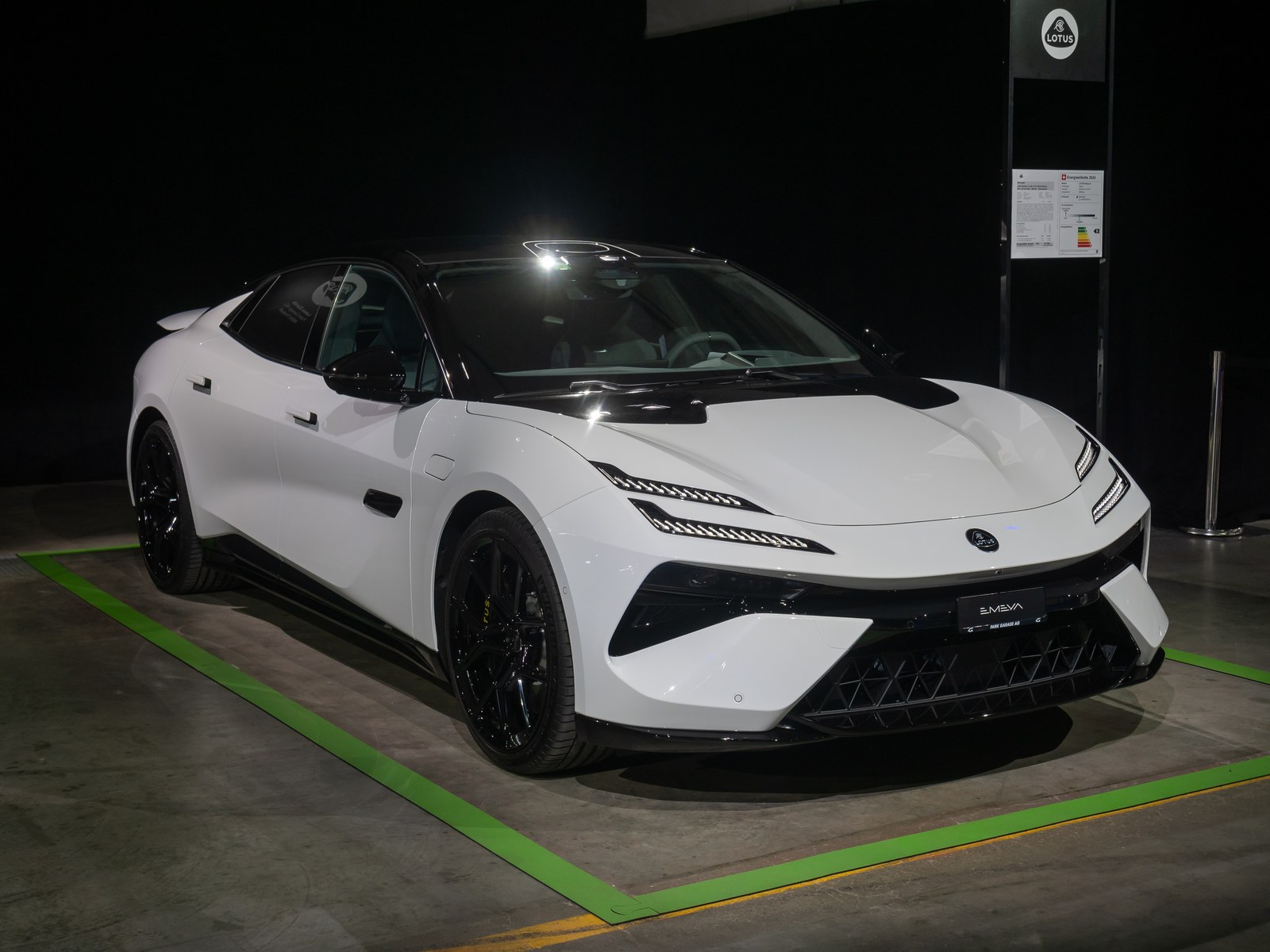 Lotus Emeya bianca, vista anteriore di tre quarti a un salone