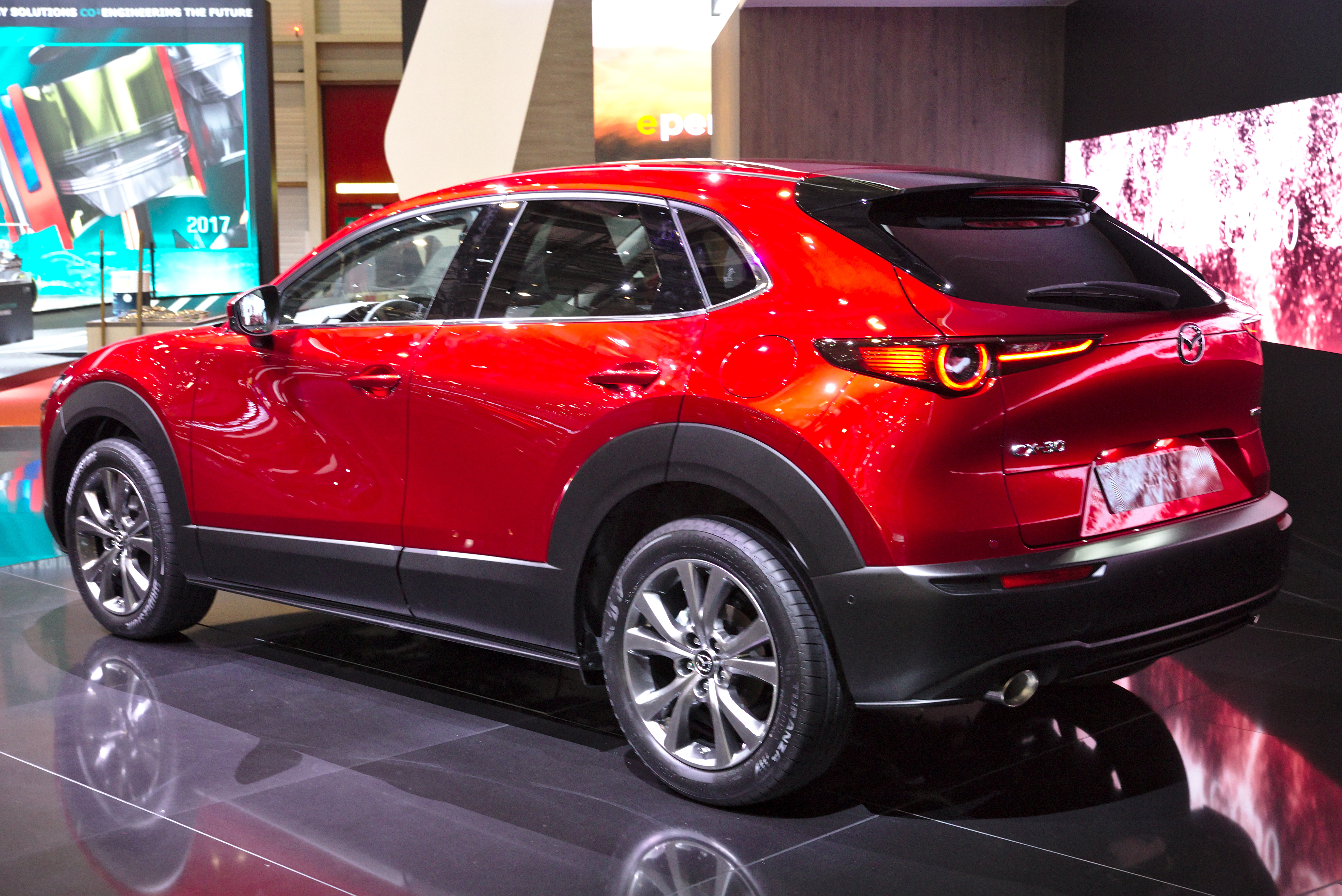 Mazda CX-30 di colore rosso esposta al Salone di Ginevra 2019