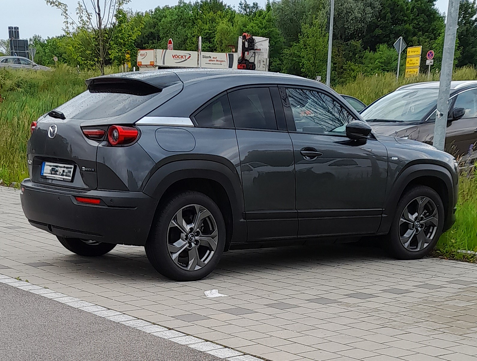 Mazda MX-30 elettrica vista di tre quarti
