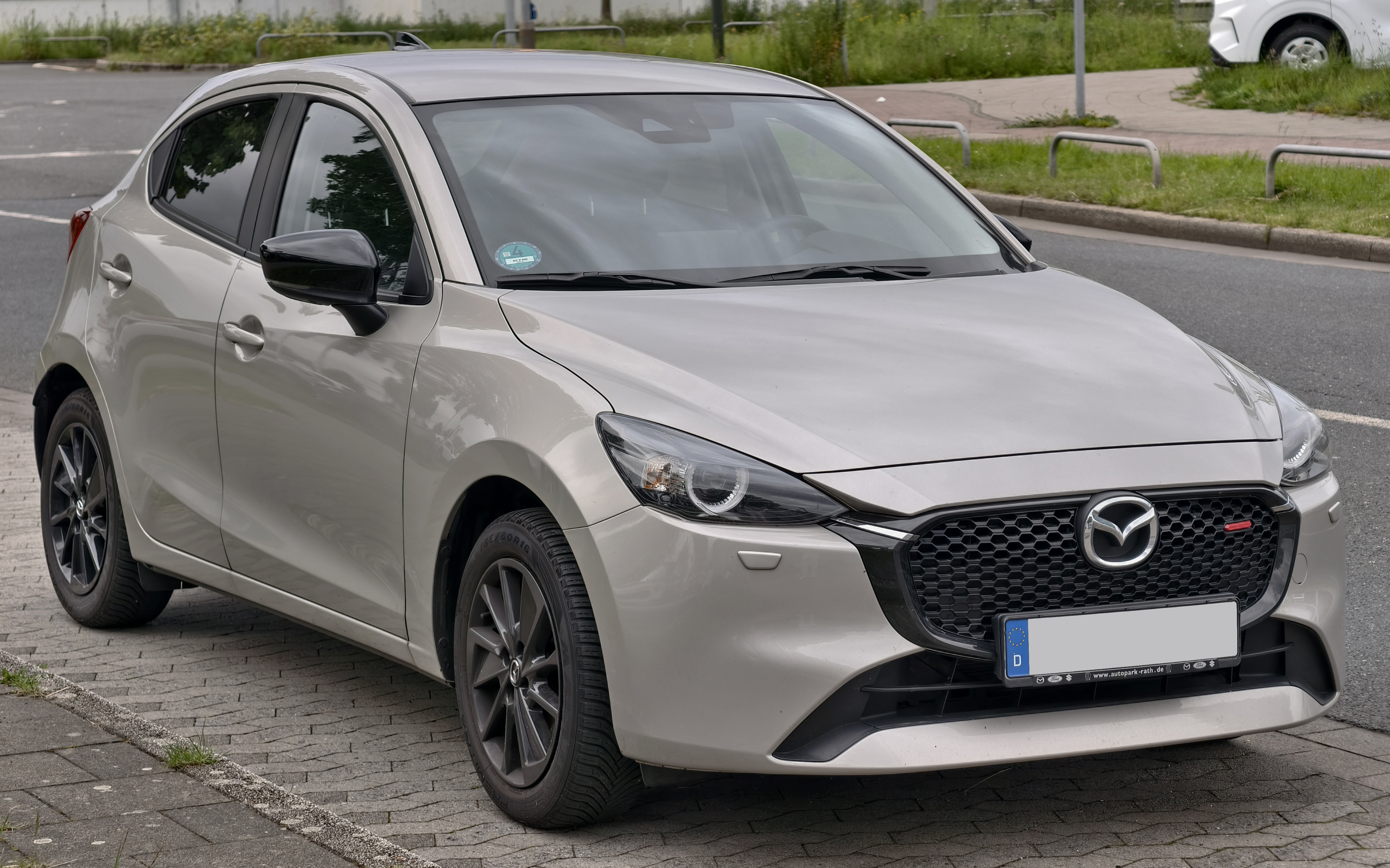 Mazda2 1.5 Skyactiv-G 90 Homura mild hybrid, terza generazione facelift, vista di tre quarti anteriore
