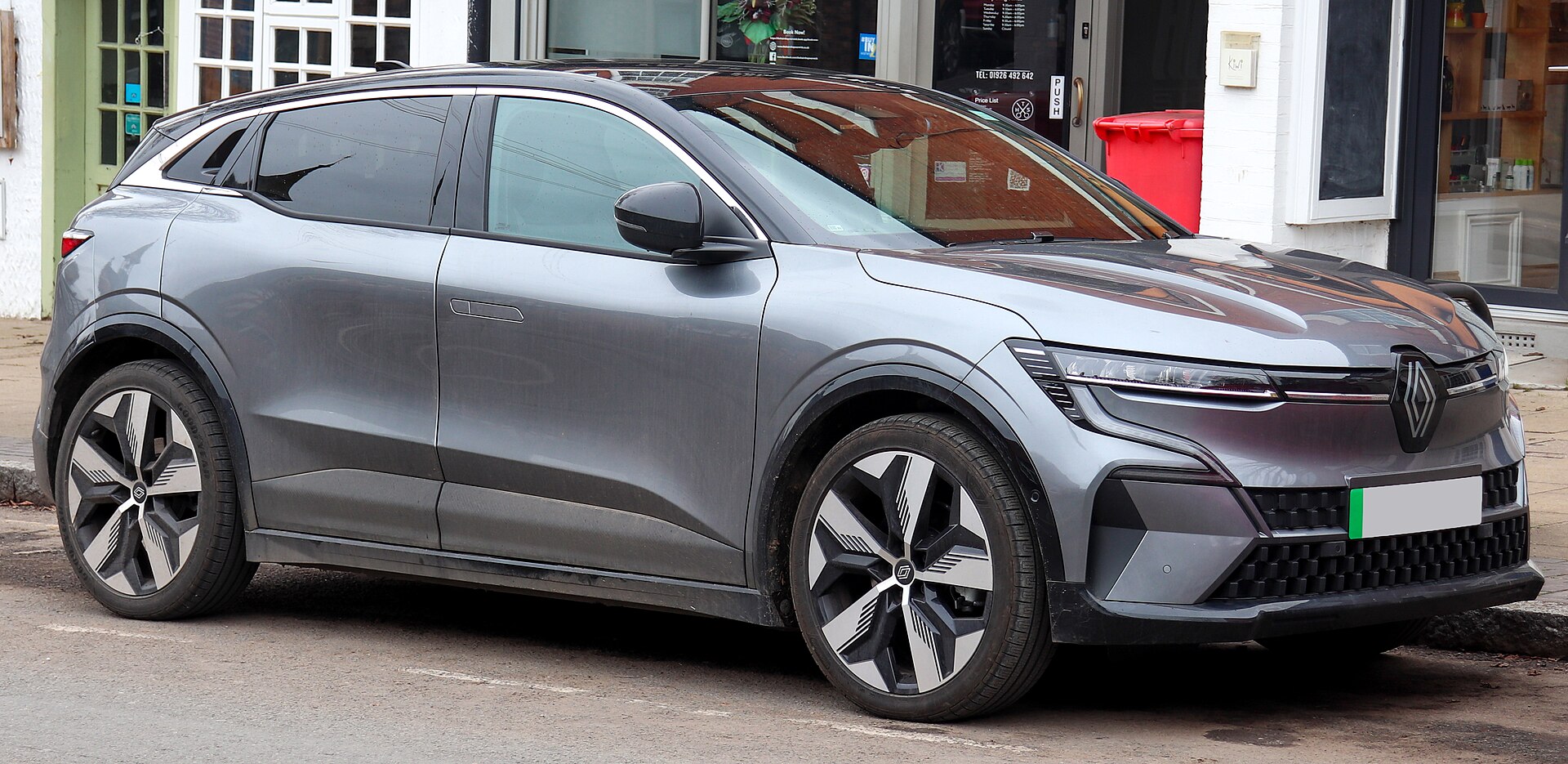 Renault Megane E-Tech elettrica vista anteriore di tre quarti