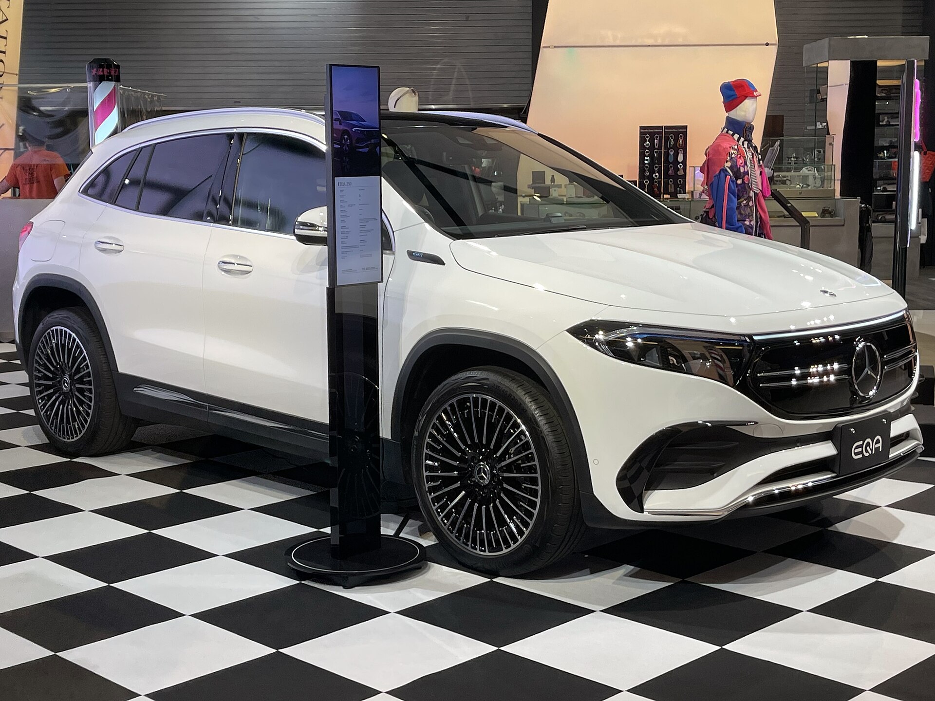 Mercedes EQA 250, SUV elettrico compatto, vista esterna