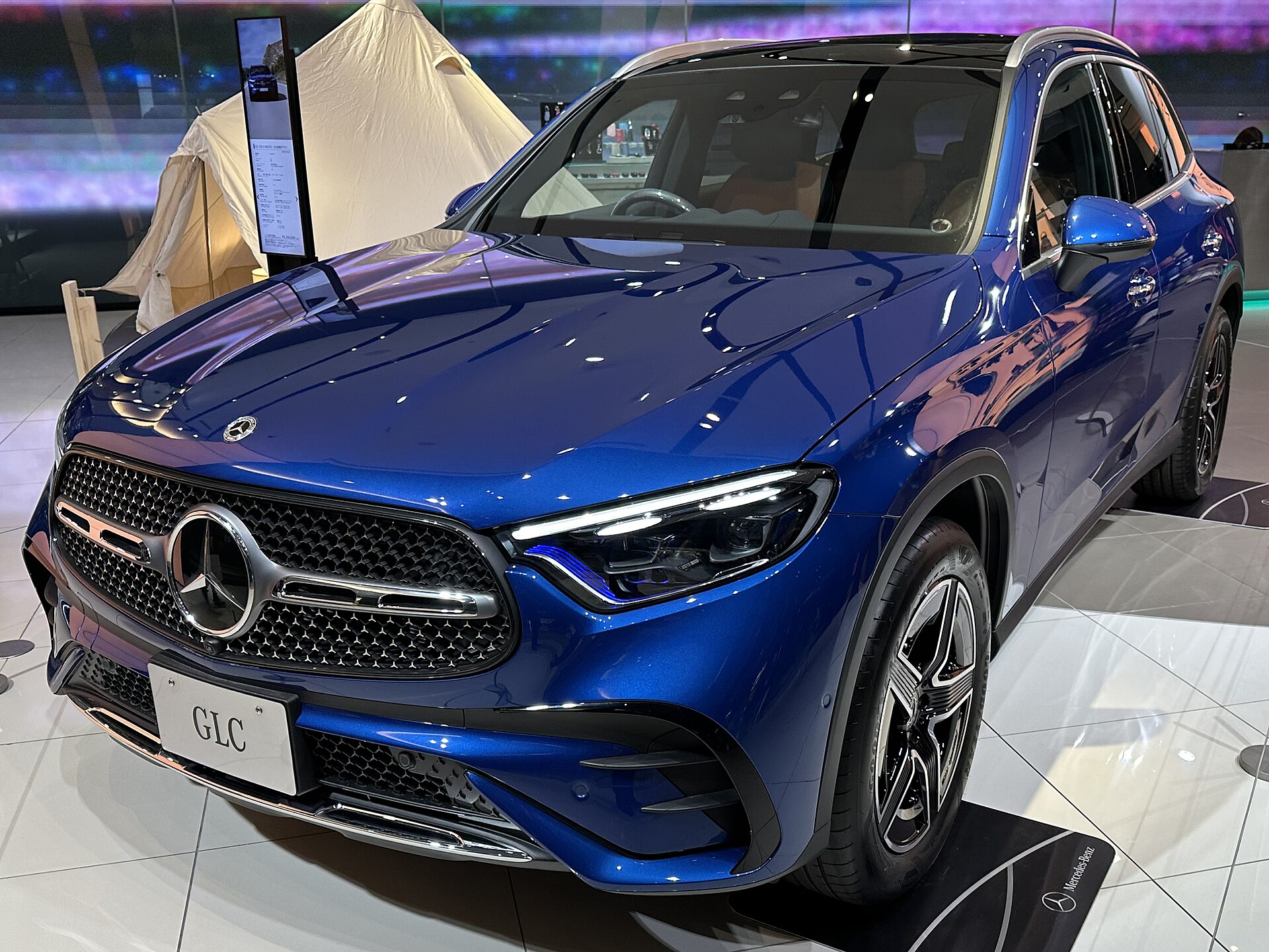Mercedes-Benz GLC 220 d 4MATIC (X254) di colore blu, vista frontale