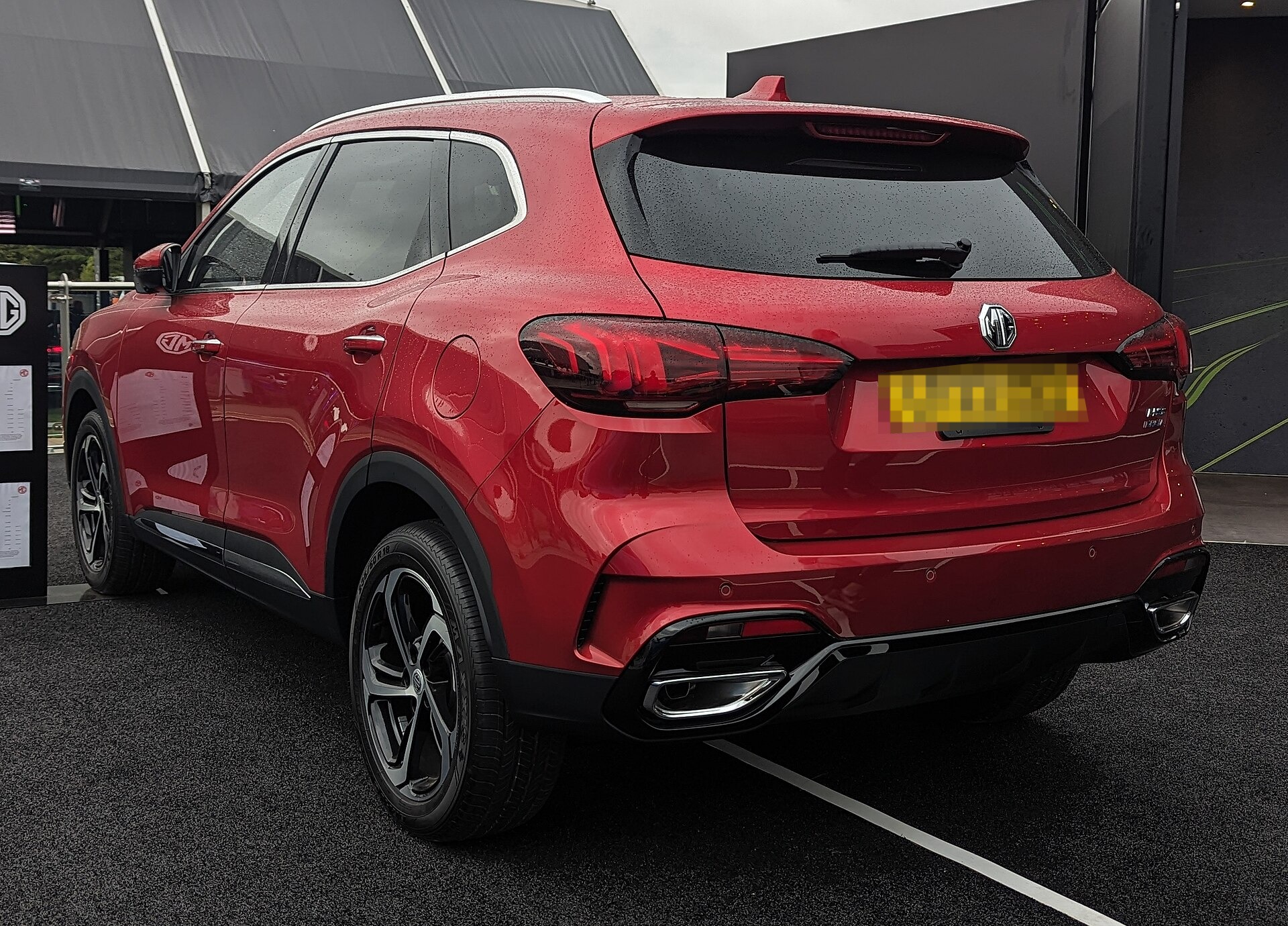 MG HS Trophy PHEV vista di tre quarti anteriore