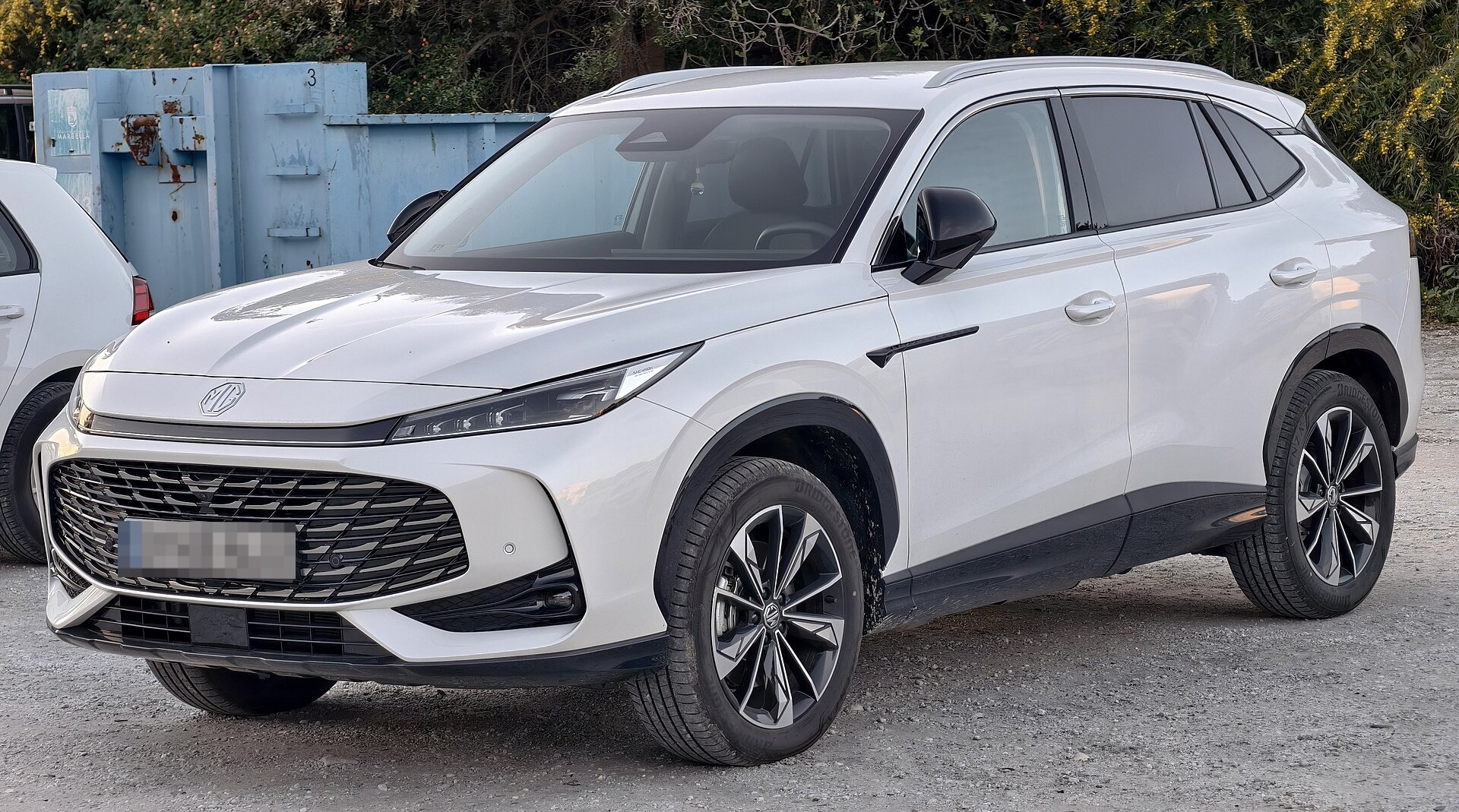 MG HS Hybrid+ Luxury di seconda generazione, colore bianco, vista di tre quarti anteriore
