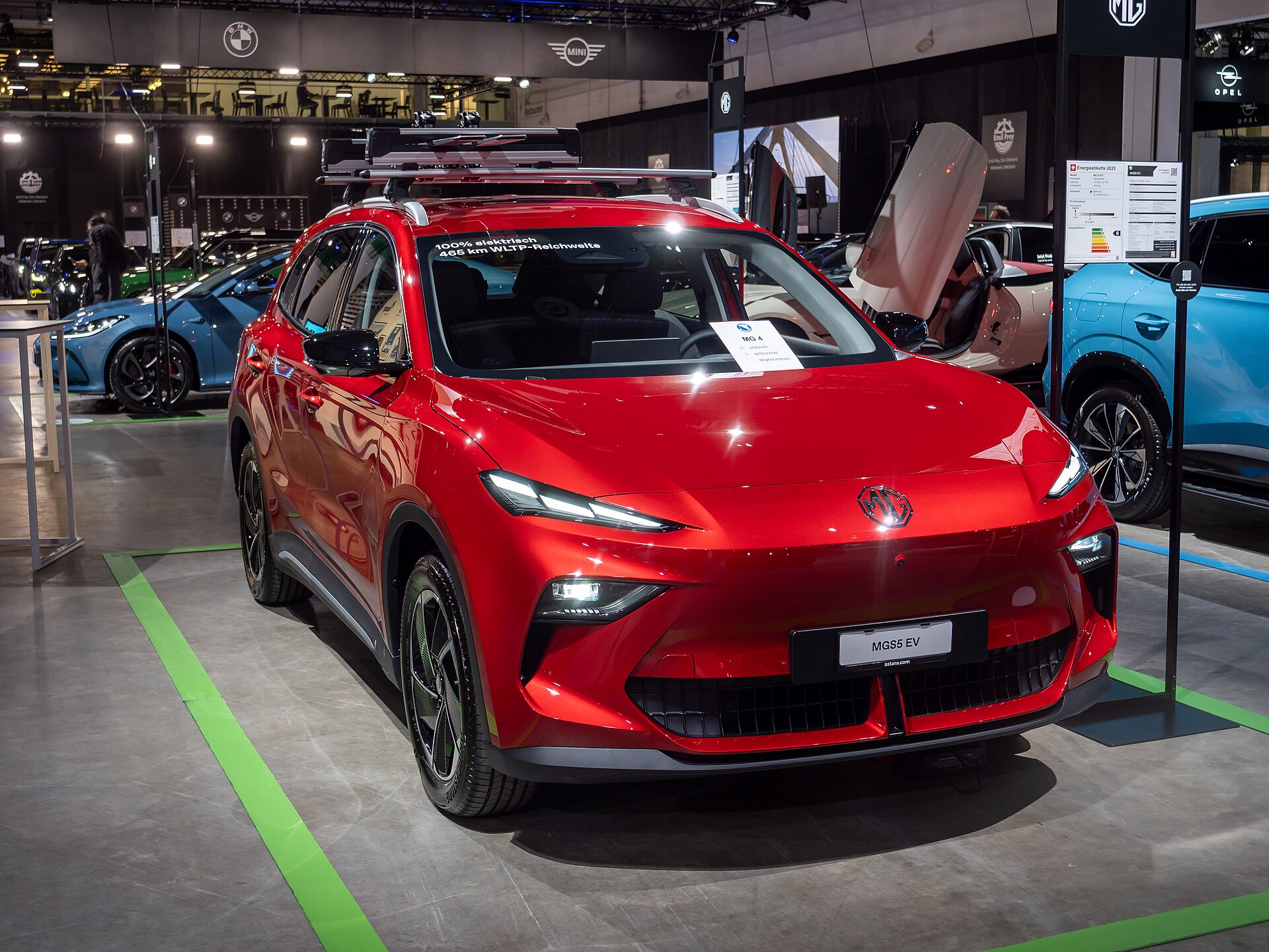 MG S5 EV rossa esposta all'Auto Zurich 2025, vista di tre quarti anteriore