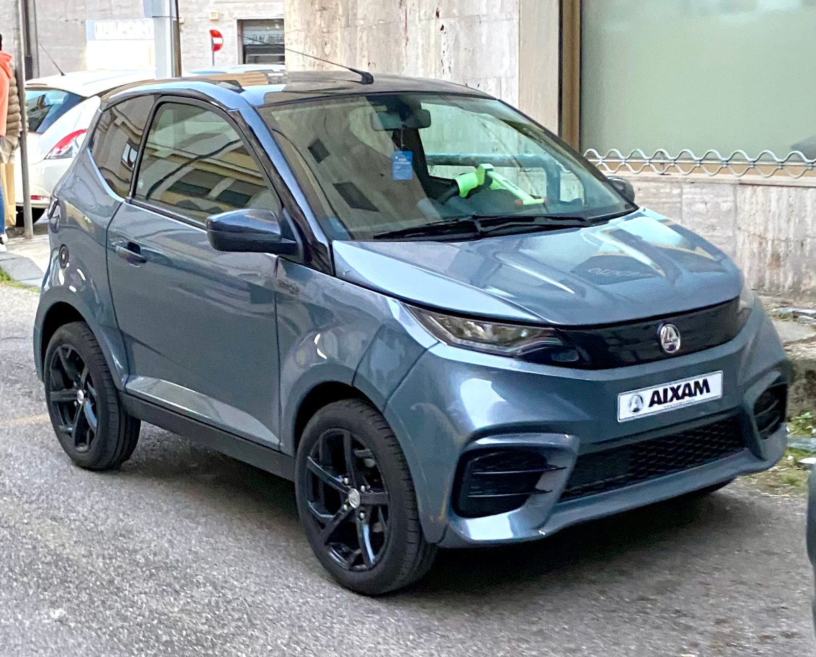 Aixam City (modello 2024), minicar diesel senza patente, vista esterna a tre quarti anteriore