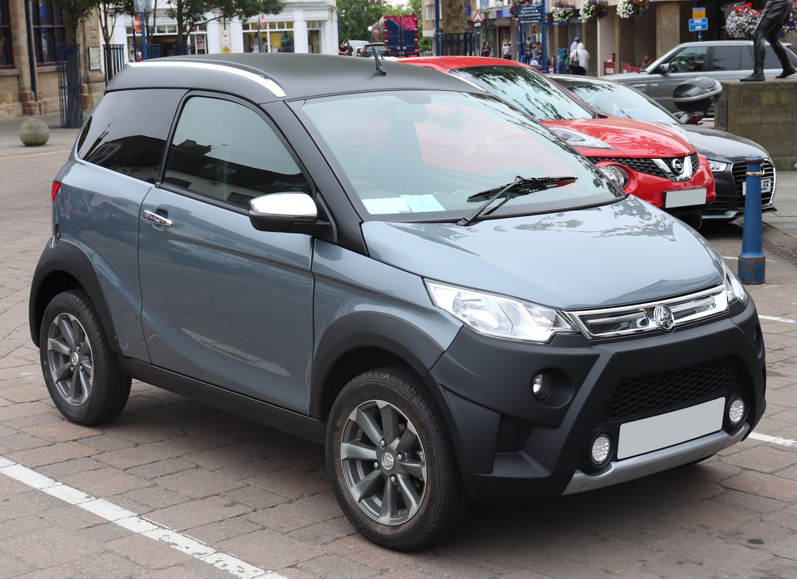 Aixam Crossline Premium GT diesel, vista di tre quarti anteriore
