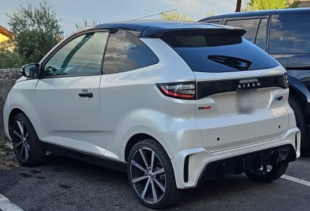 Aixam e-Coupé GTI elettrica bianca, vista di tre quarti posteriore