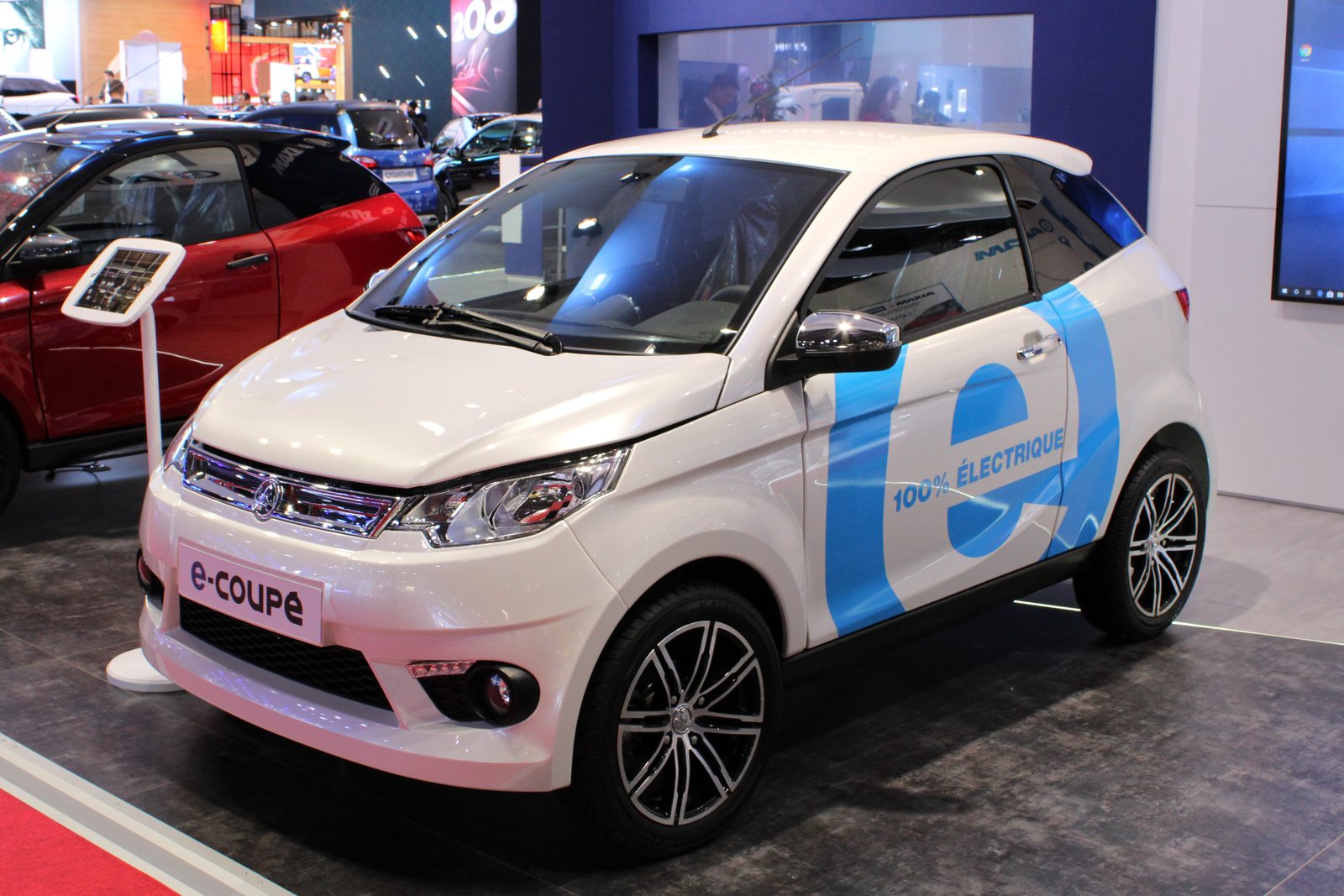Aixam e-Coupé elettrica esposta al Salone di Parigi 2018, vista di tre quarti anteriore