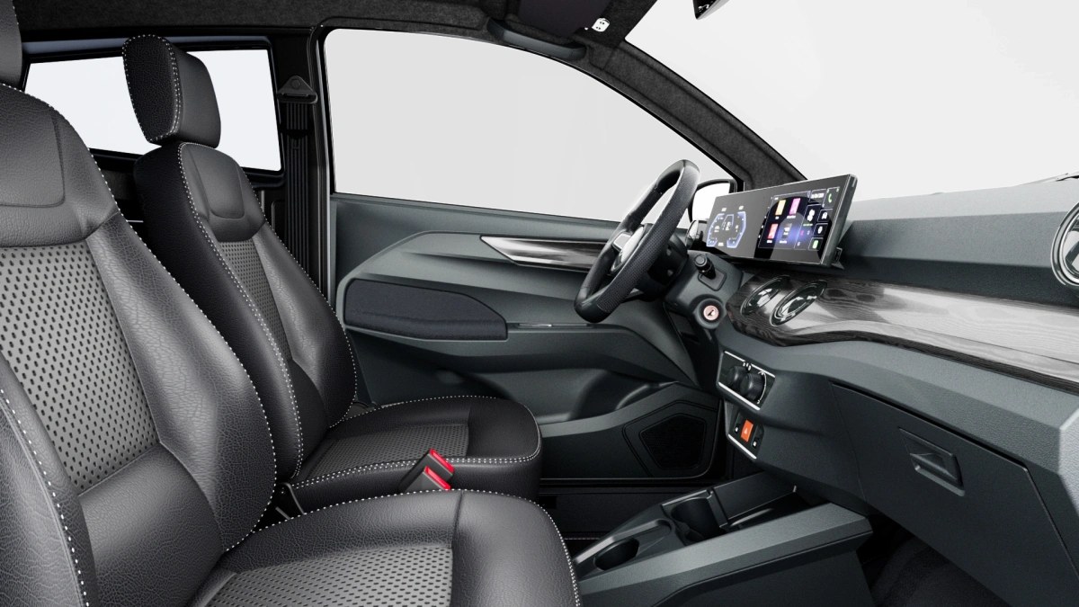 Aixam e-Crossover Premium, abitacolo con sedili in similpelle e plancia con doppio schermo