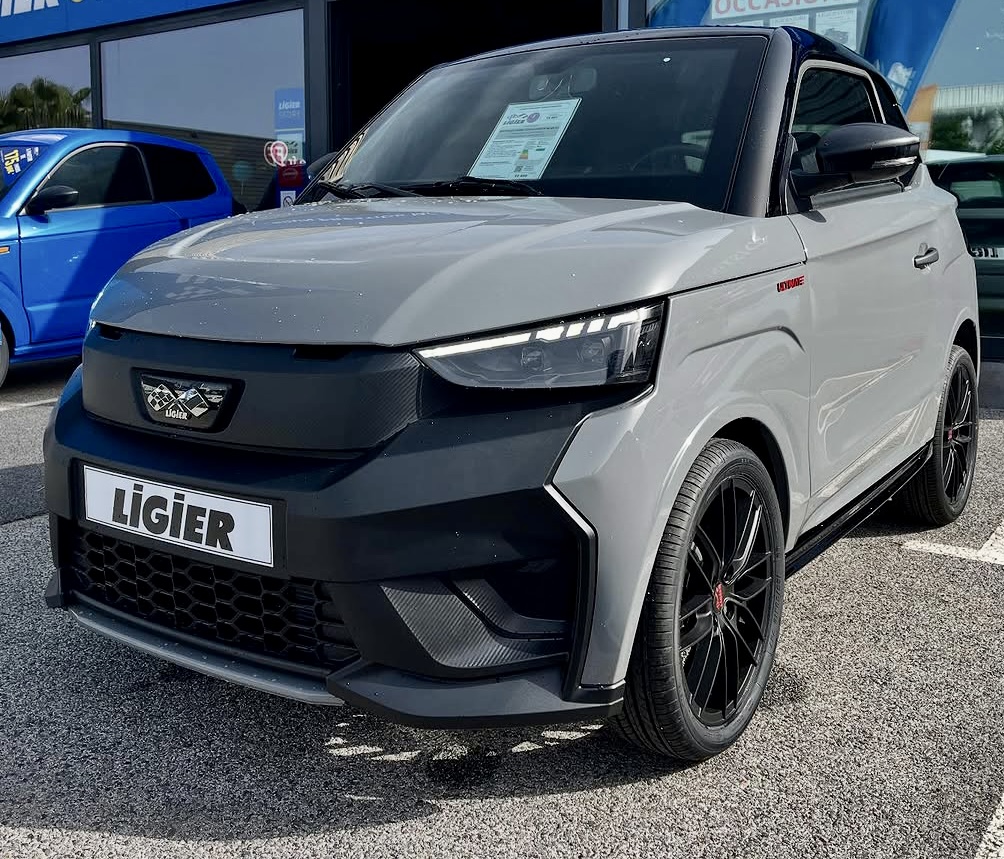 Ligier JS50 Ultimate Revo D+ grigia, vista di tre quarti anteriore