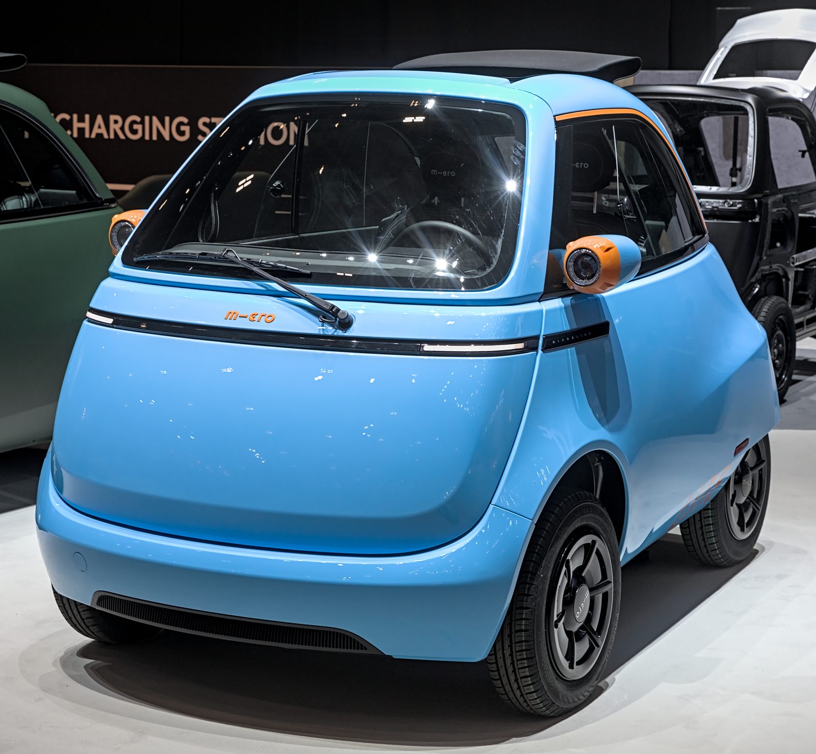 Microlino Lite, vista tre quarti anteriore, esposta al Salone di Ginevra 2024