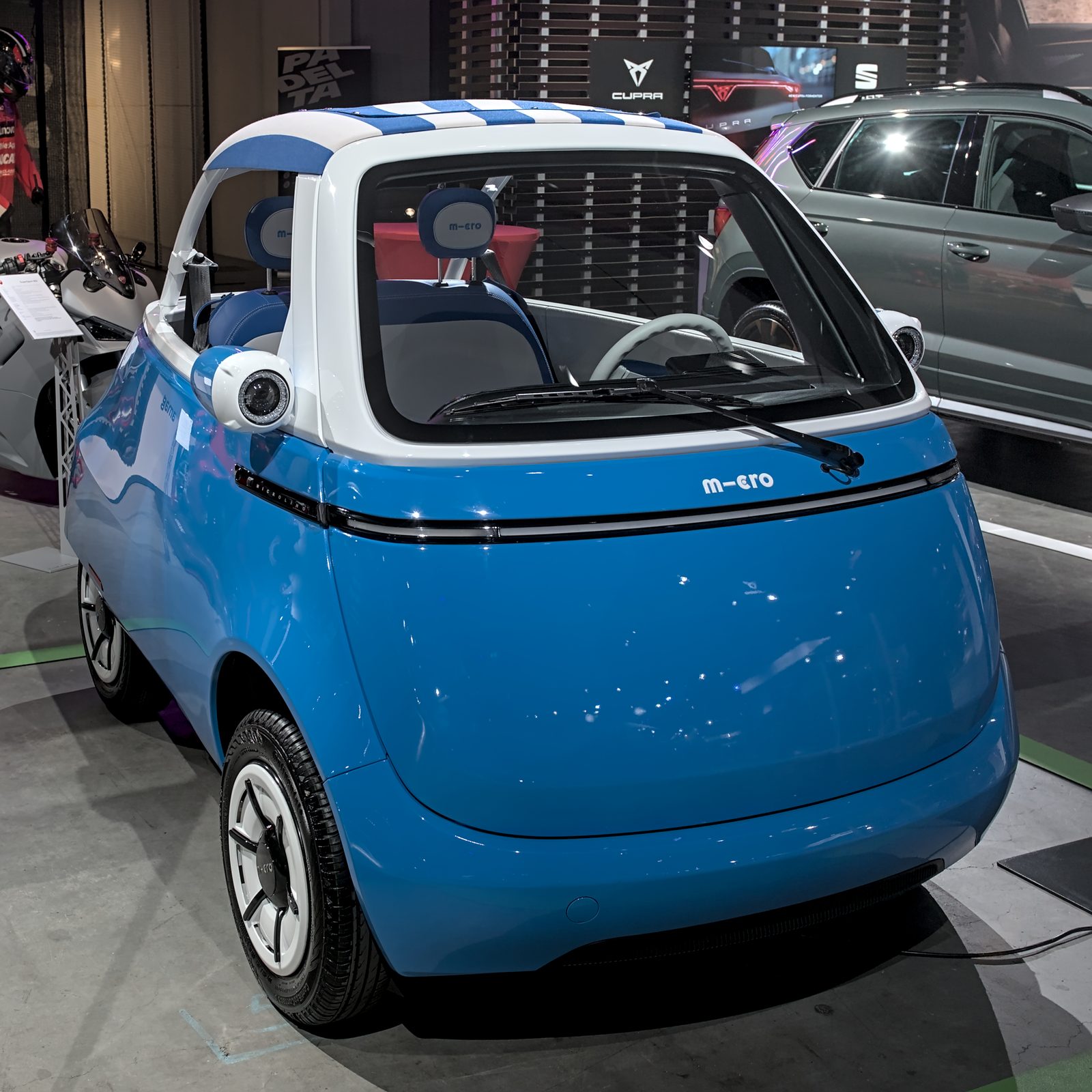 Microlino Spiaggina, vista tre quarti anteriore, esposta ad Auto Zürich 2024