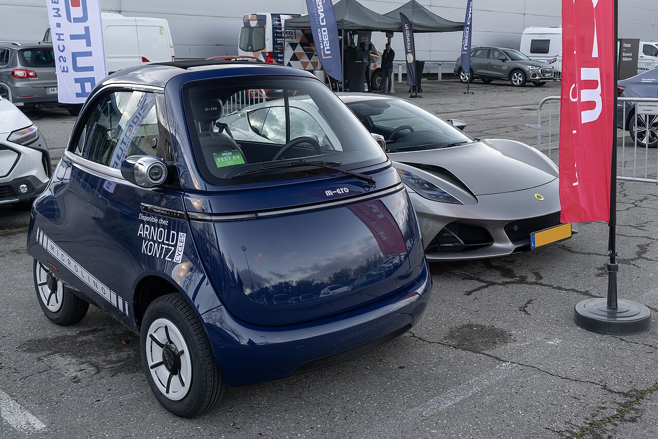 Microlino, microcar elettrica, vista di tre quarti anteriore