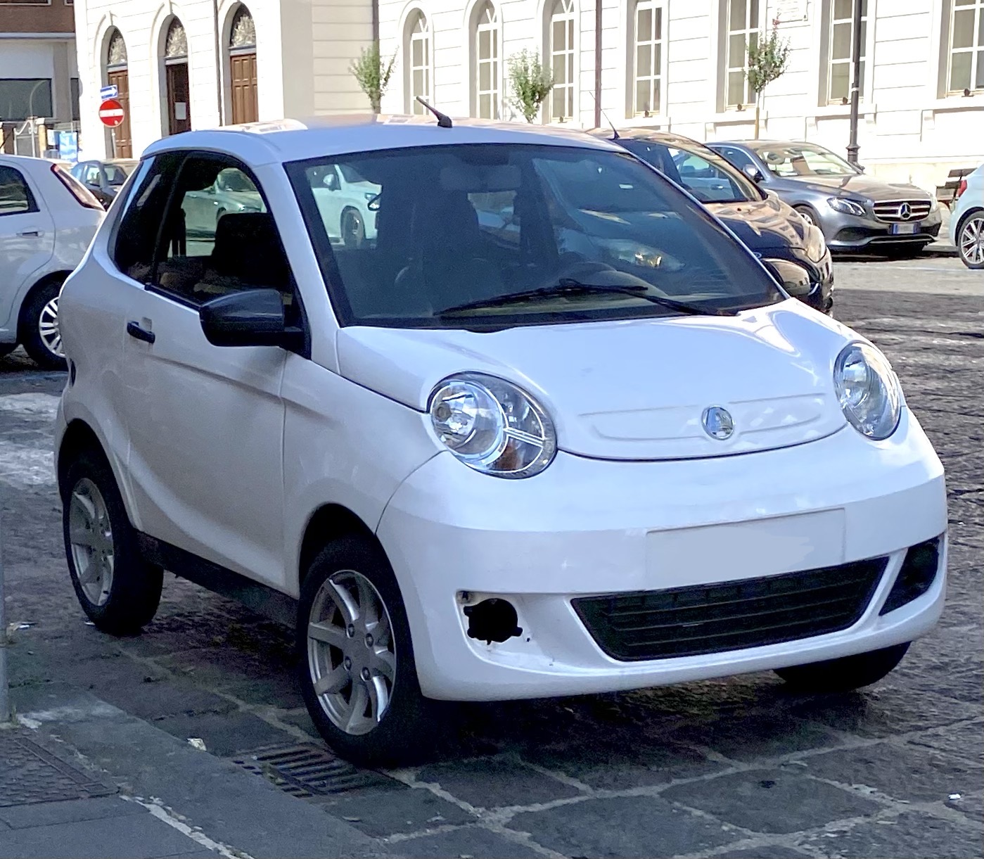 Aixam Minauto bianca, vista di tre quarti anteriore