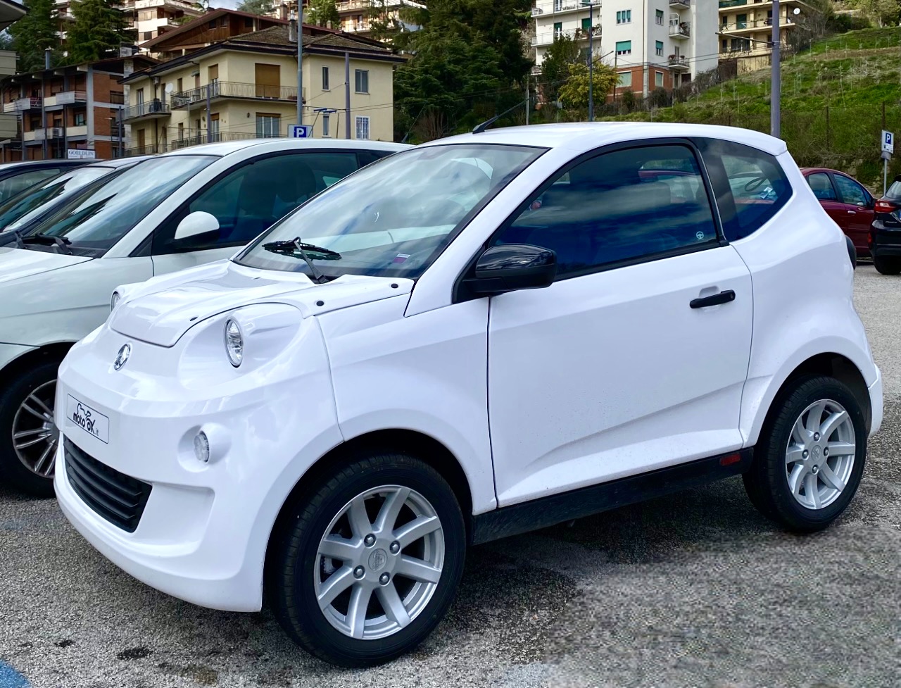 Aixam Minauto Access bianca, vista di tre quarti anteriore